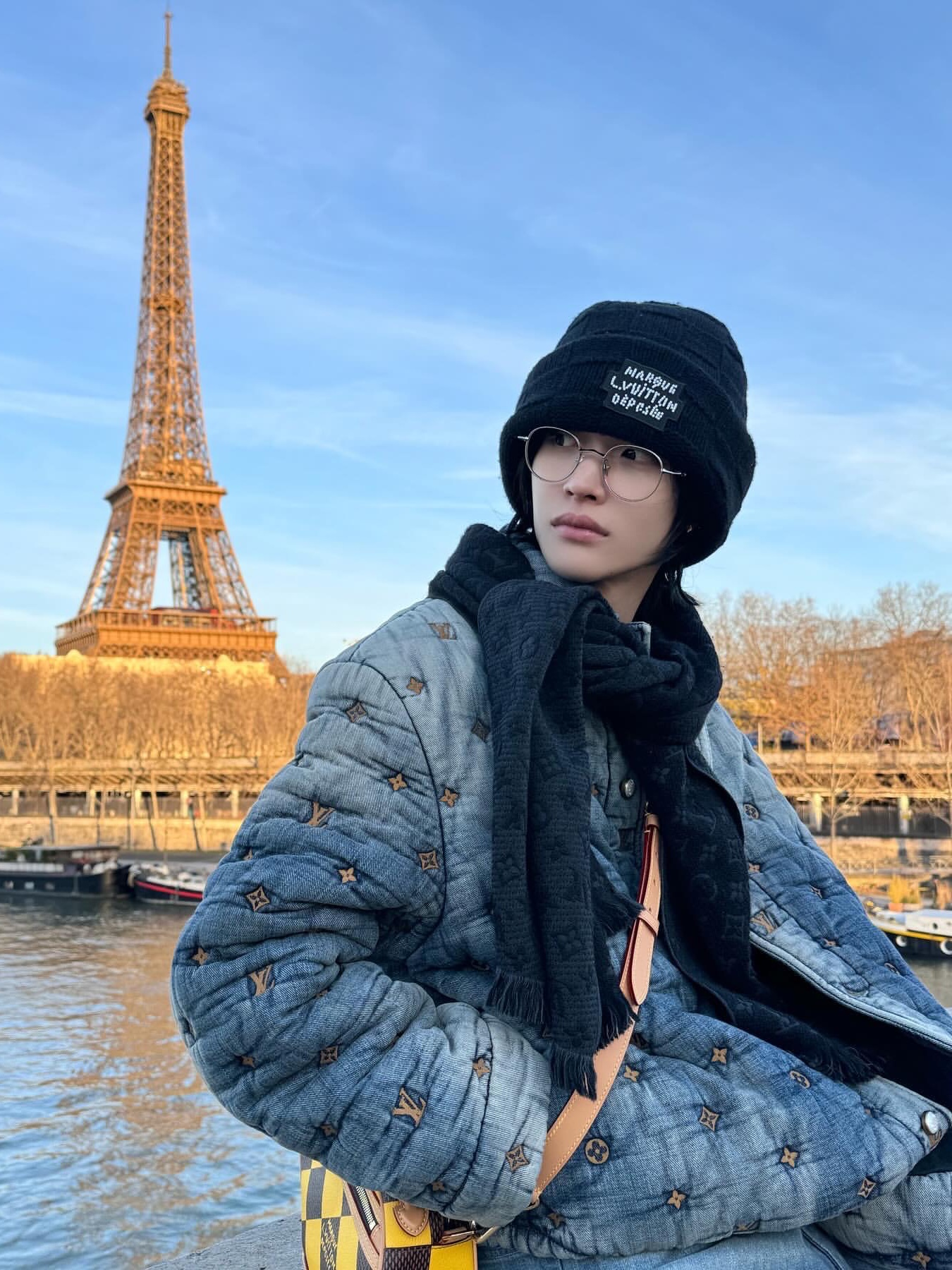 Louis Vuitton Pearls Beanie Black, Louis Vuitton Monogram Classic Muffler Charcoal Grey 착용 스타일 - 3