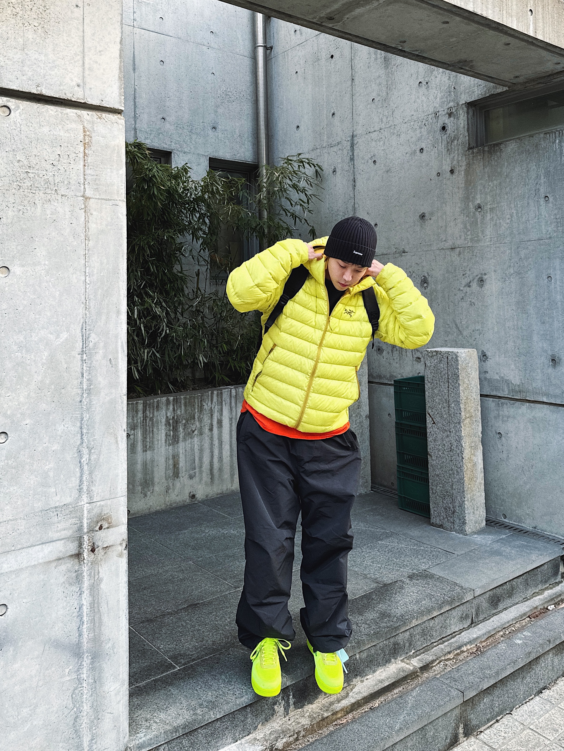 Arc'teryx Cerium Hoody Oracle, Supreme Overdyed Beanie Black 착용 스타일 - 1