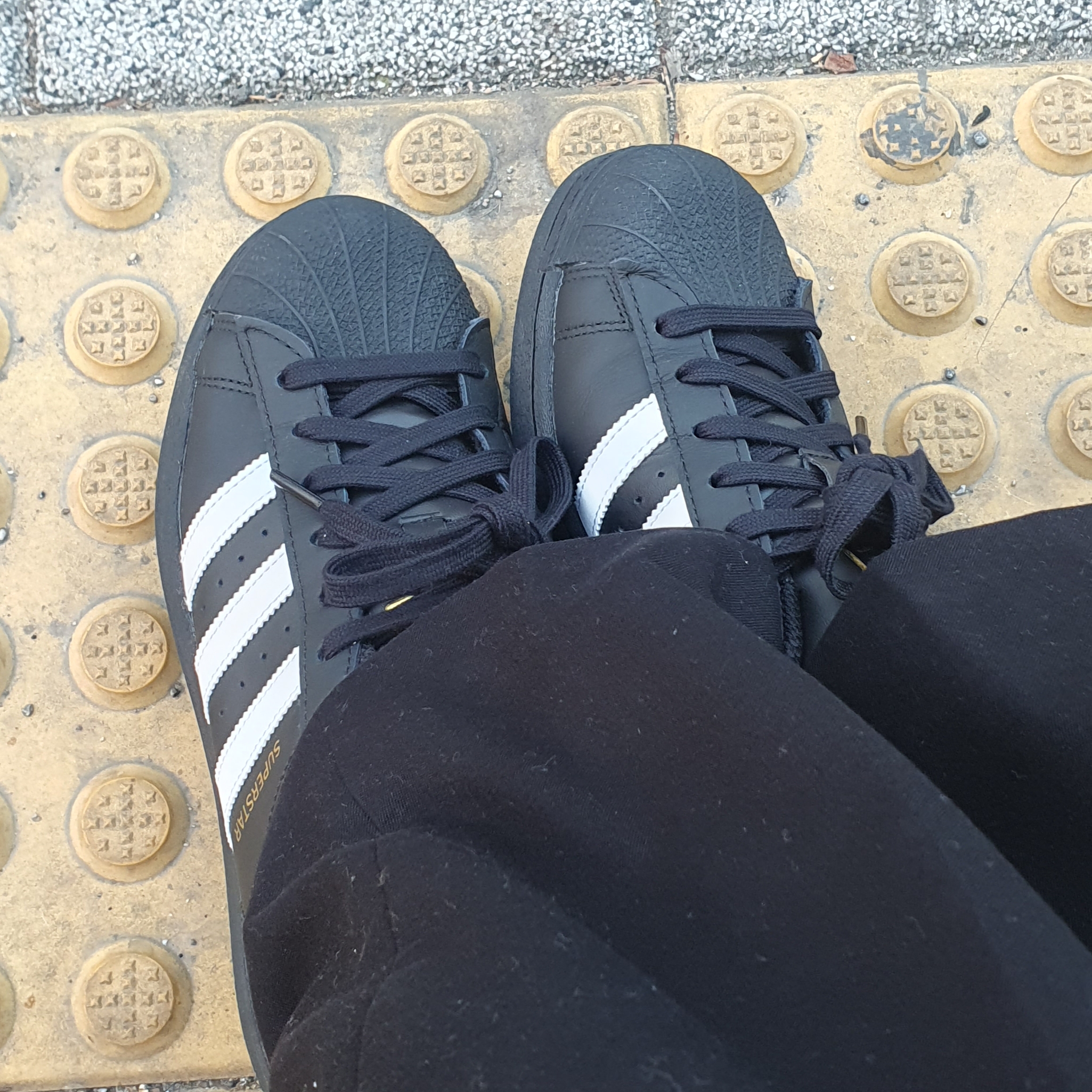 Adidas Superstar Core Black White 착용 스타일