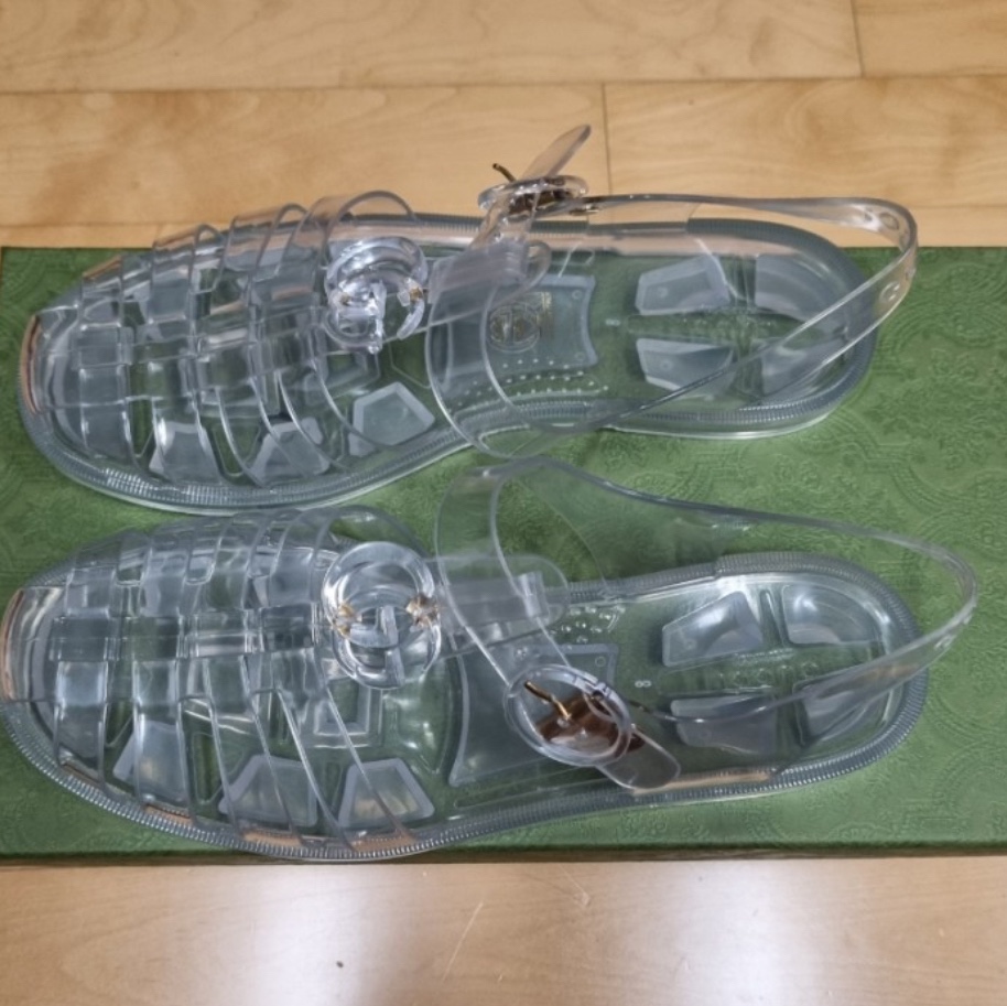 Gucci Sandal with Double G Transparent 착용 스타일 - 2