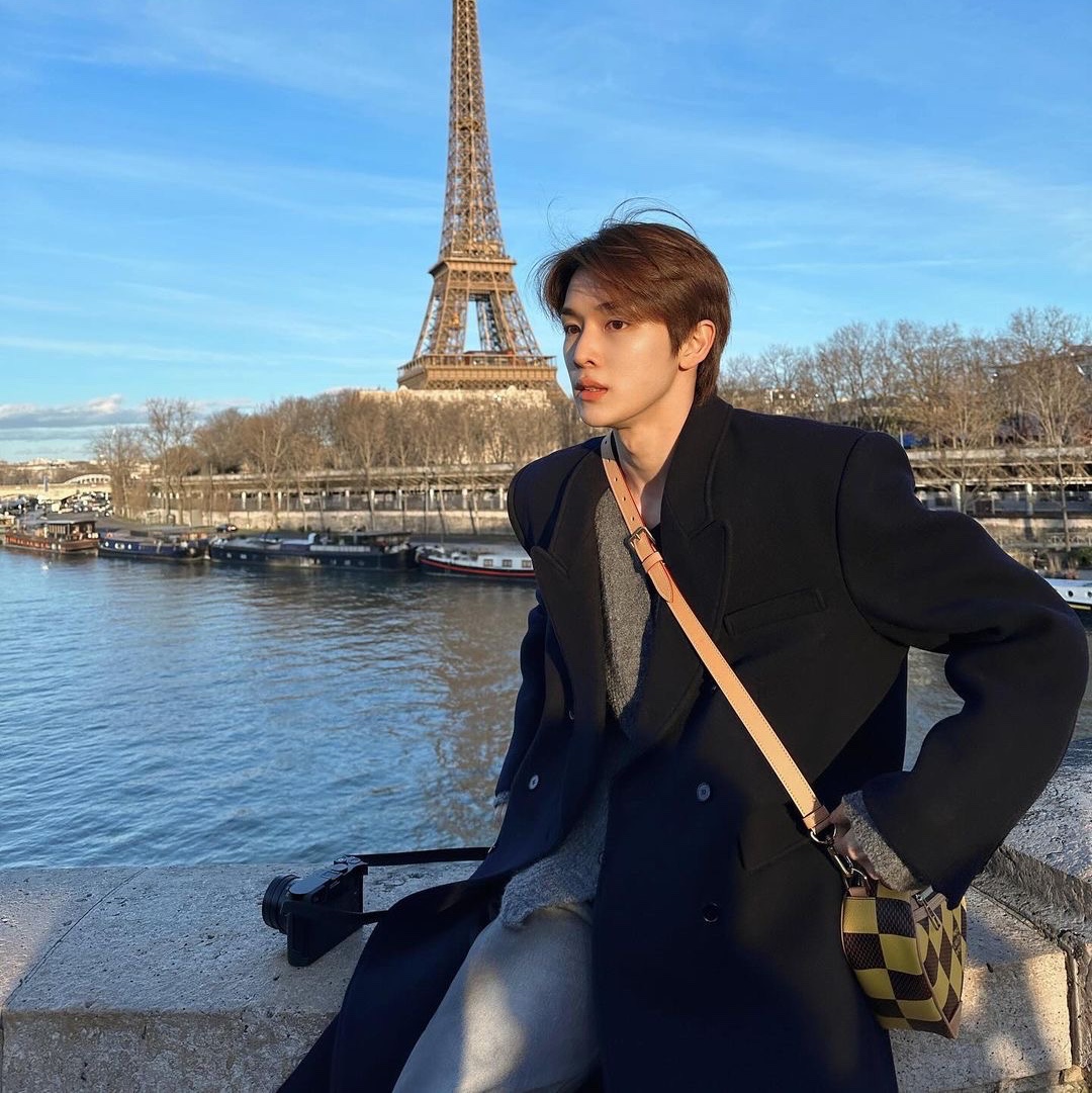 Louis Vuitton Chess Messenger Yellow 착용 스타일 - 2
