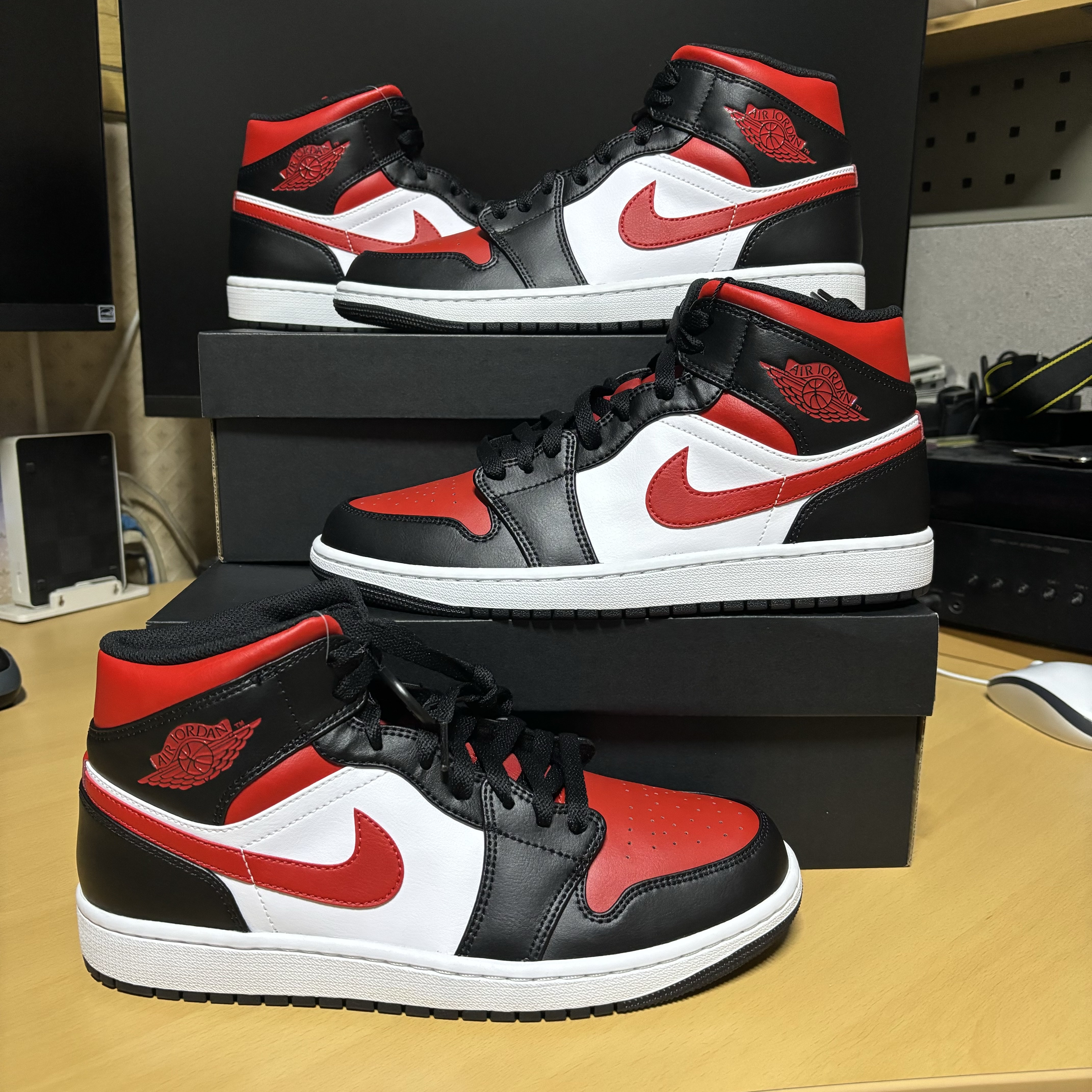 Jordan 1 Mid Black Fire Red 착용 스타일