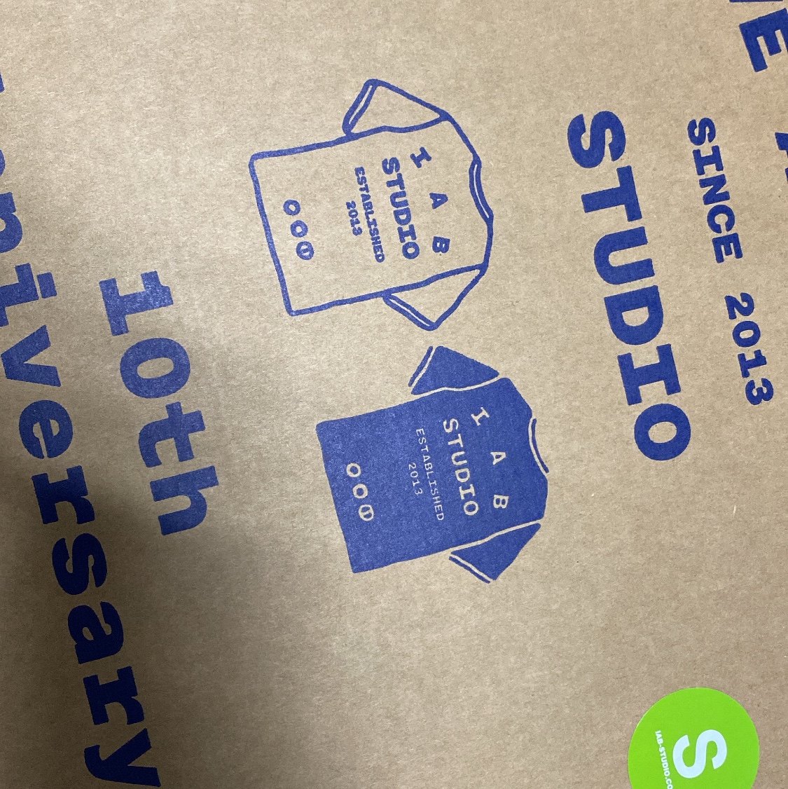 IAB Studio 10th Anniversary T-Shirts Pack White & Black (2 Pack) 착용 스타일
