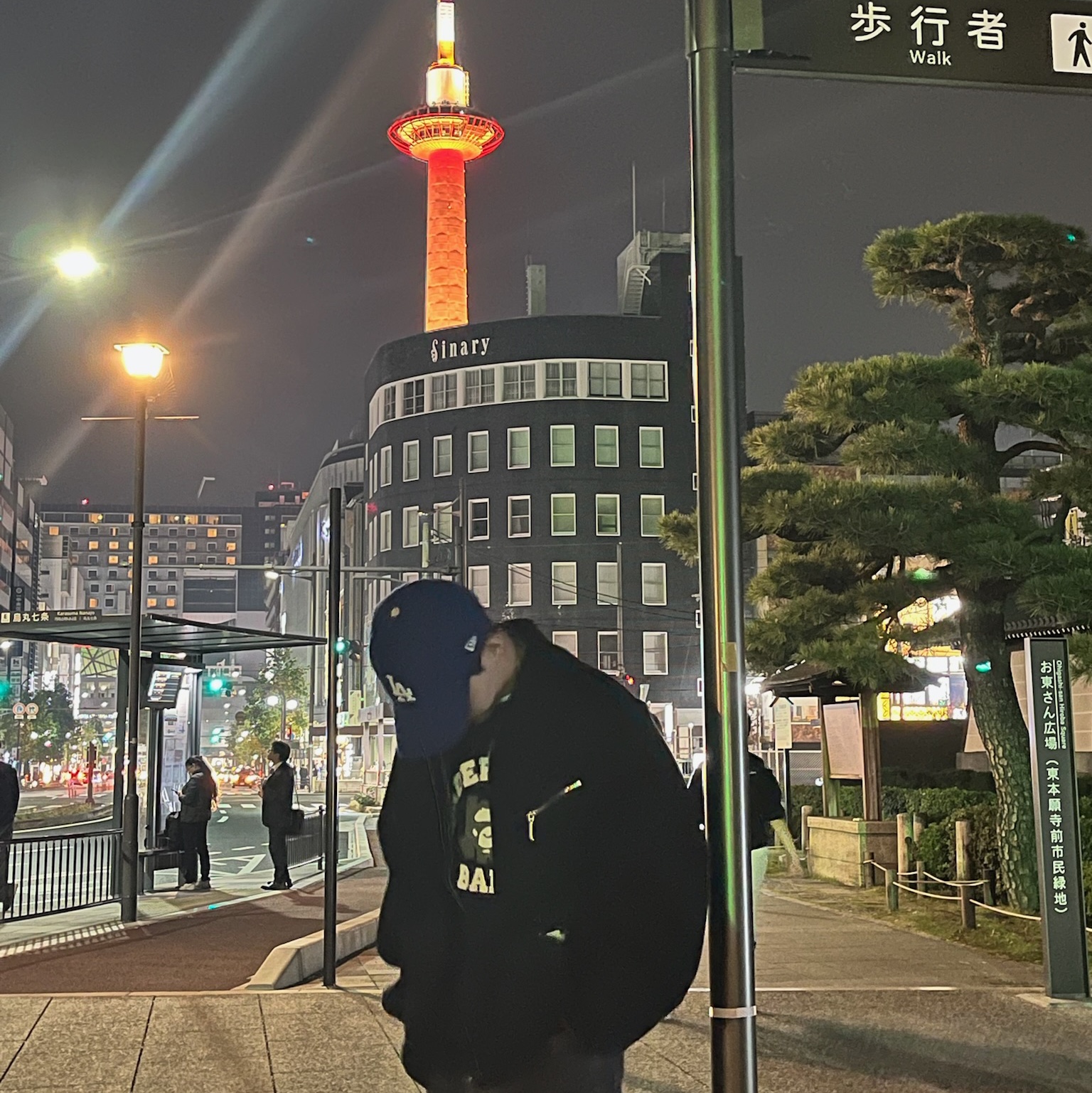 Kenzo Rinse Denim Jacket Black, BAPE x Undefeated College T-Shirt Black 착용 스타일 - 3