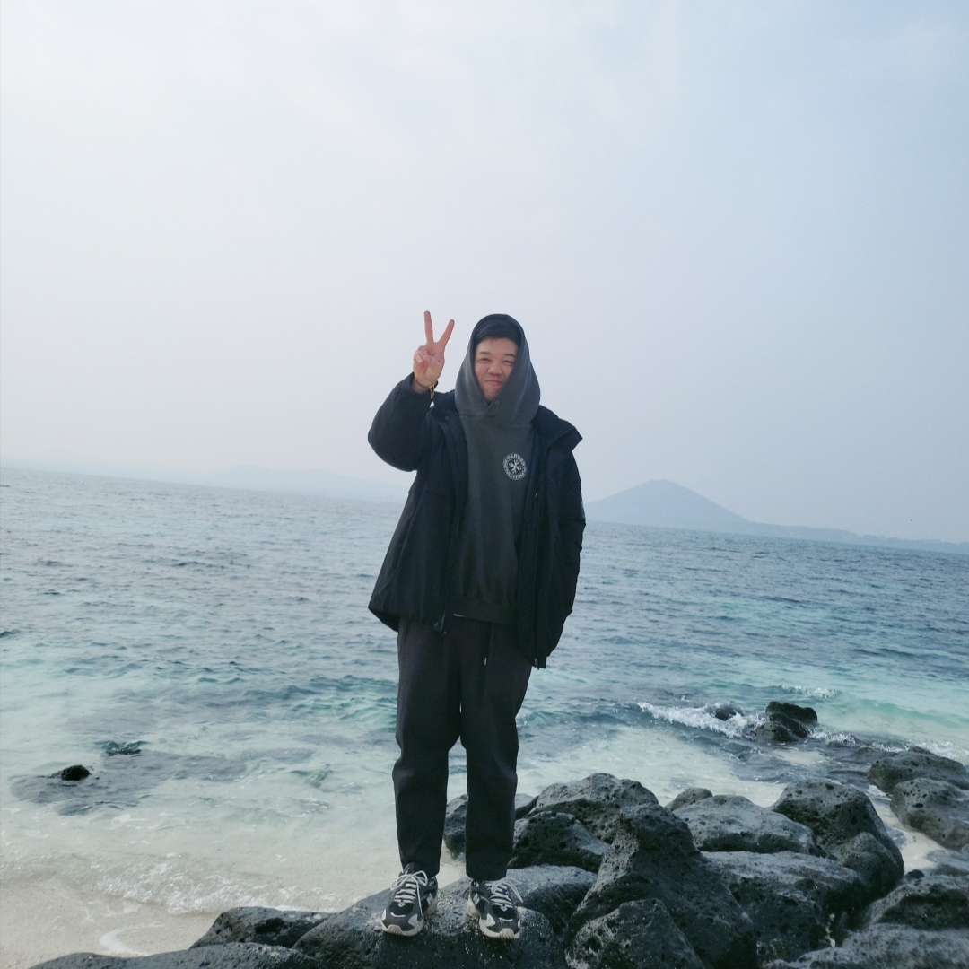 펀치 드렁크 파티즈 서클 로고 가먼트 다이드 후드 차콜, 뉴발란스 725 마그넷 블랙 착용 스타일