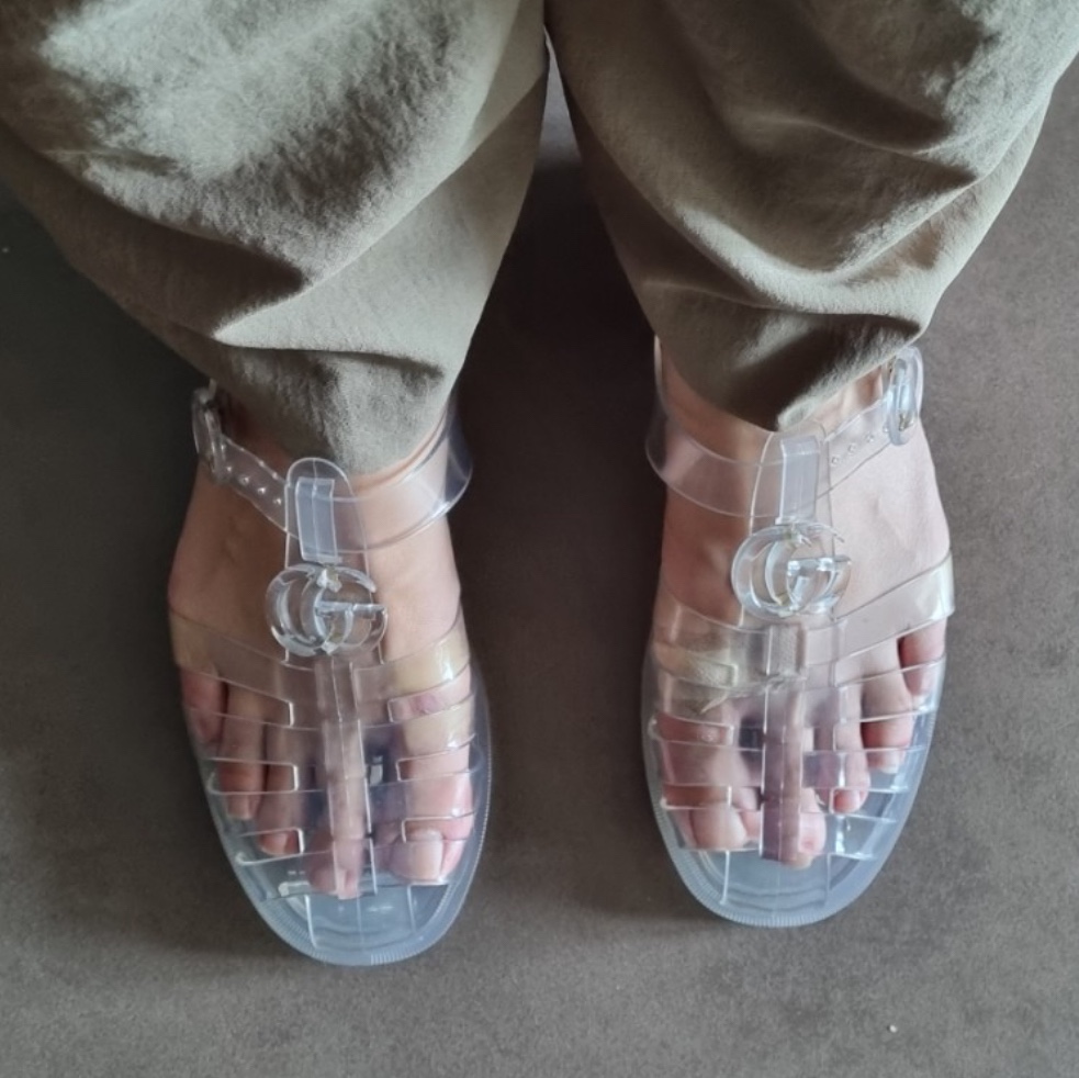 Gucci Sandal with Double G Transparent 착용 스타일 - 3