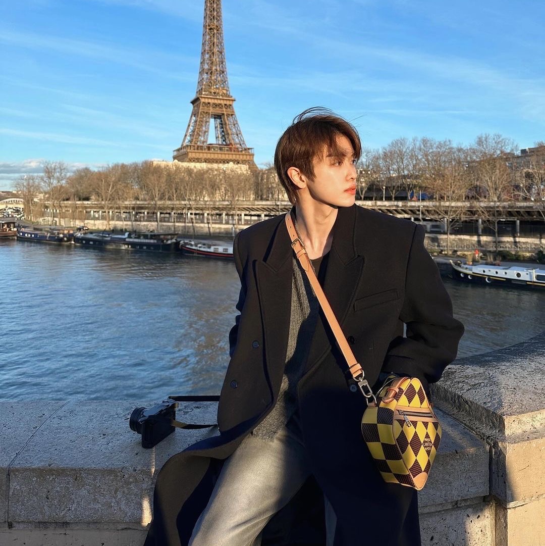 Louis Vuitton Chess Messenger Yellow 착용 스타일 - 3