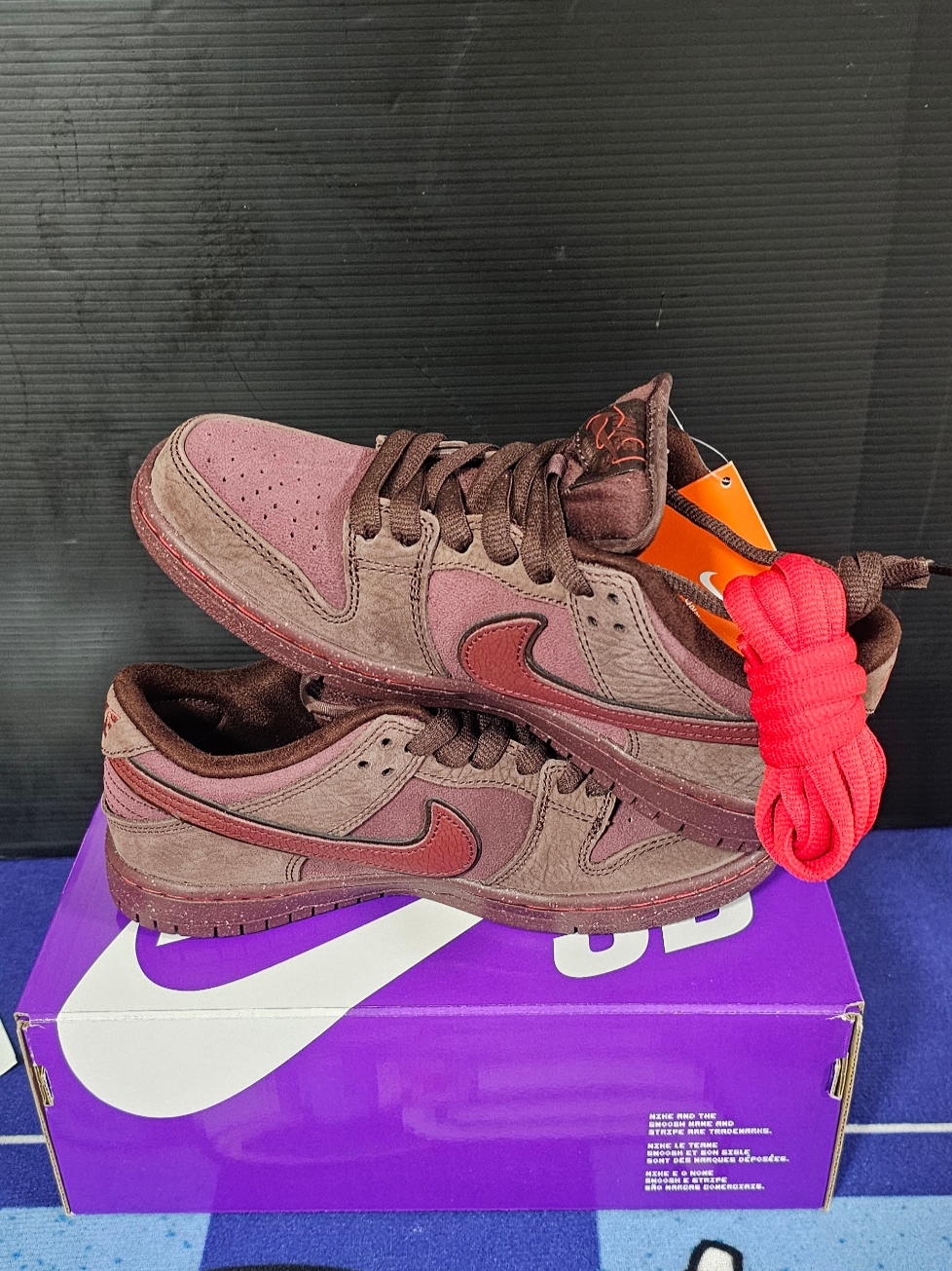 Nike SB Dunk Low PRM Burgundy Crush 착용 스타일 - 3
