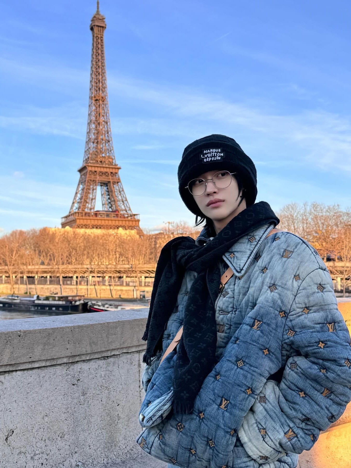 Louis Vuitton Pearls Beanie Black, Louis Vuitton Monogram Classic Muffler Charcoal Grey 착용 스타일 - 5