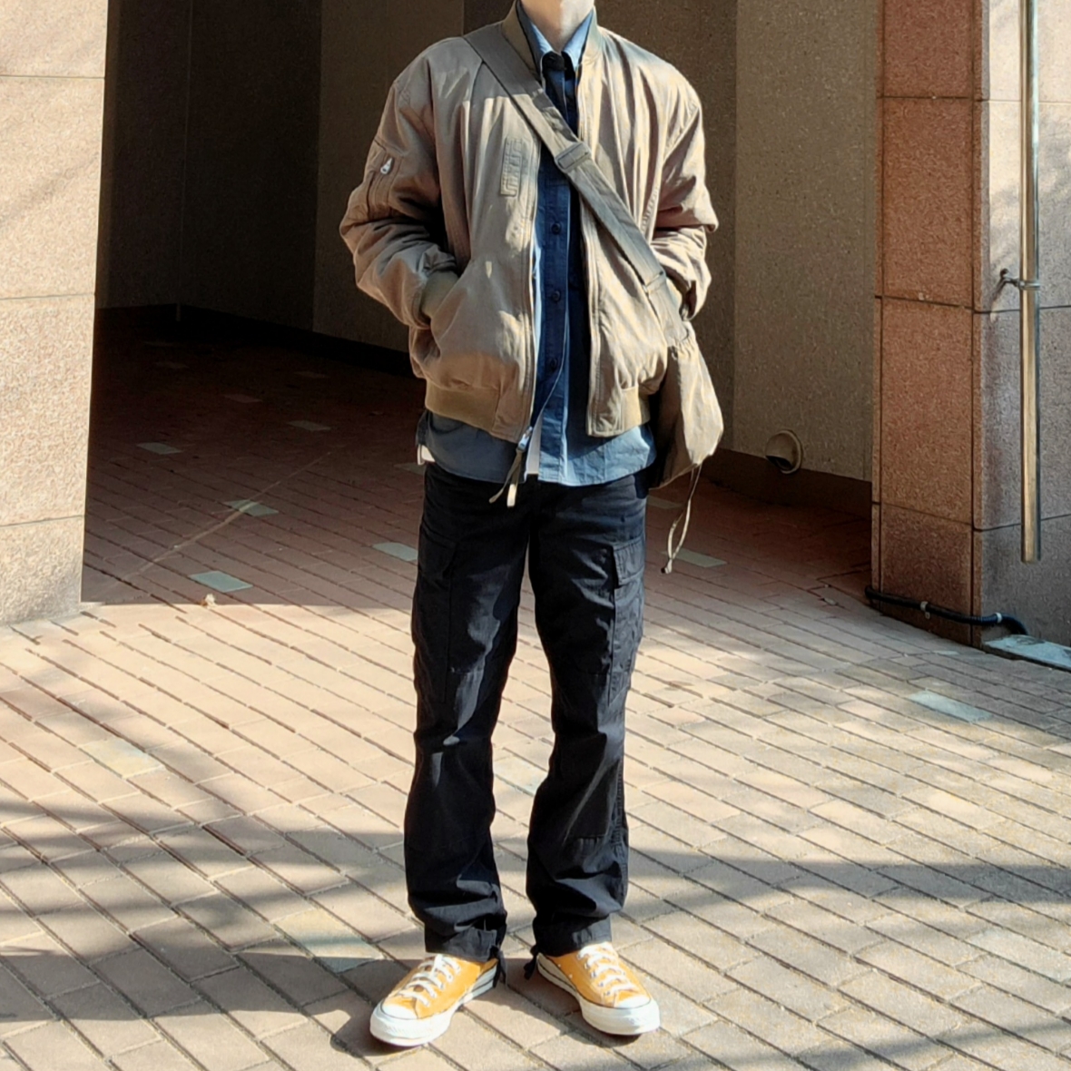 Converse Chuck 70 Ox Vintage Canvas Sunflower, Uniqlo U Drawstring Shoulder Bag Olive 착용 스타일