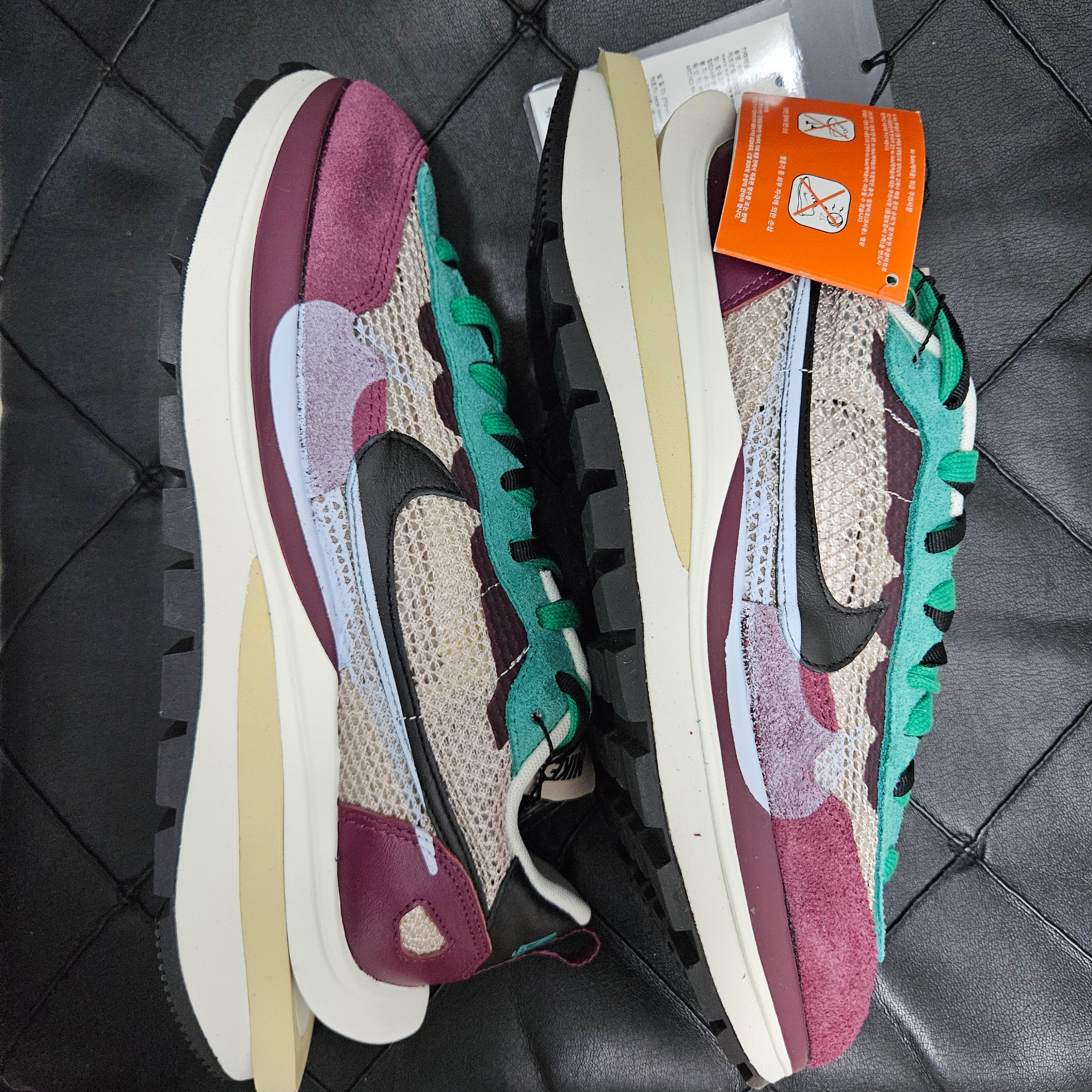 Nike x Sacai VaporWaffle String & Black Villain Red 착용 스타일