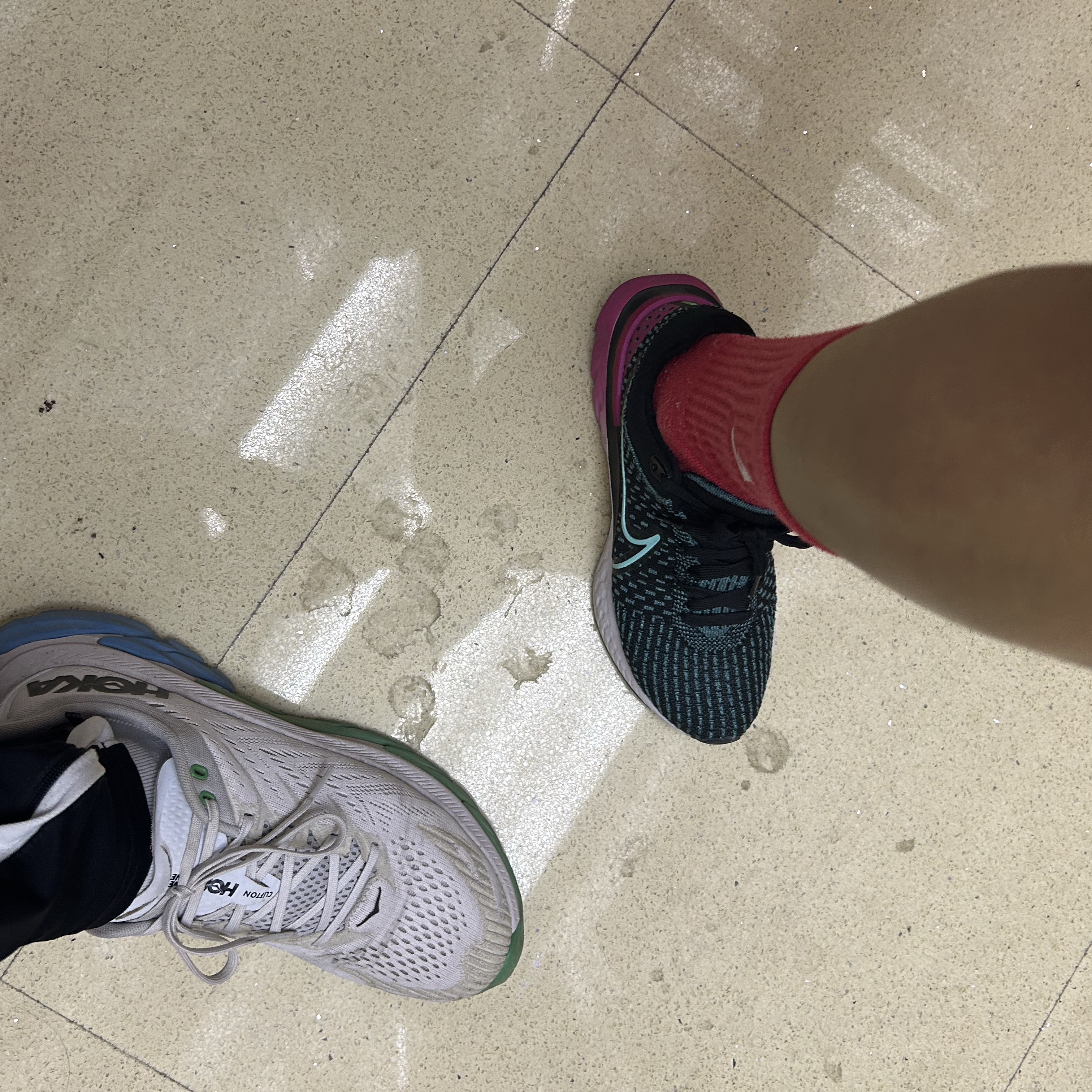 Hoka Clifton Edge Nimbus Cloud Green Blue, Nike React Infinity Run Flyknit 2 KA Obsidian Bright Crimson 착용 스타일