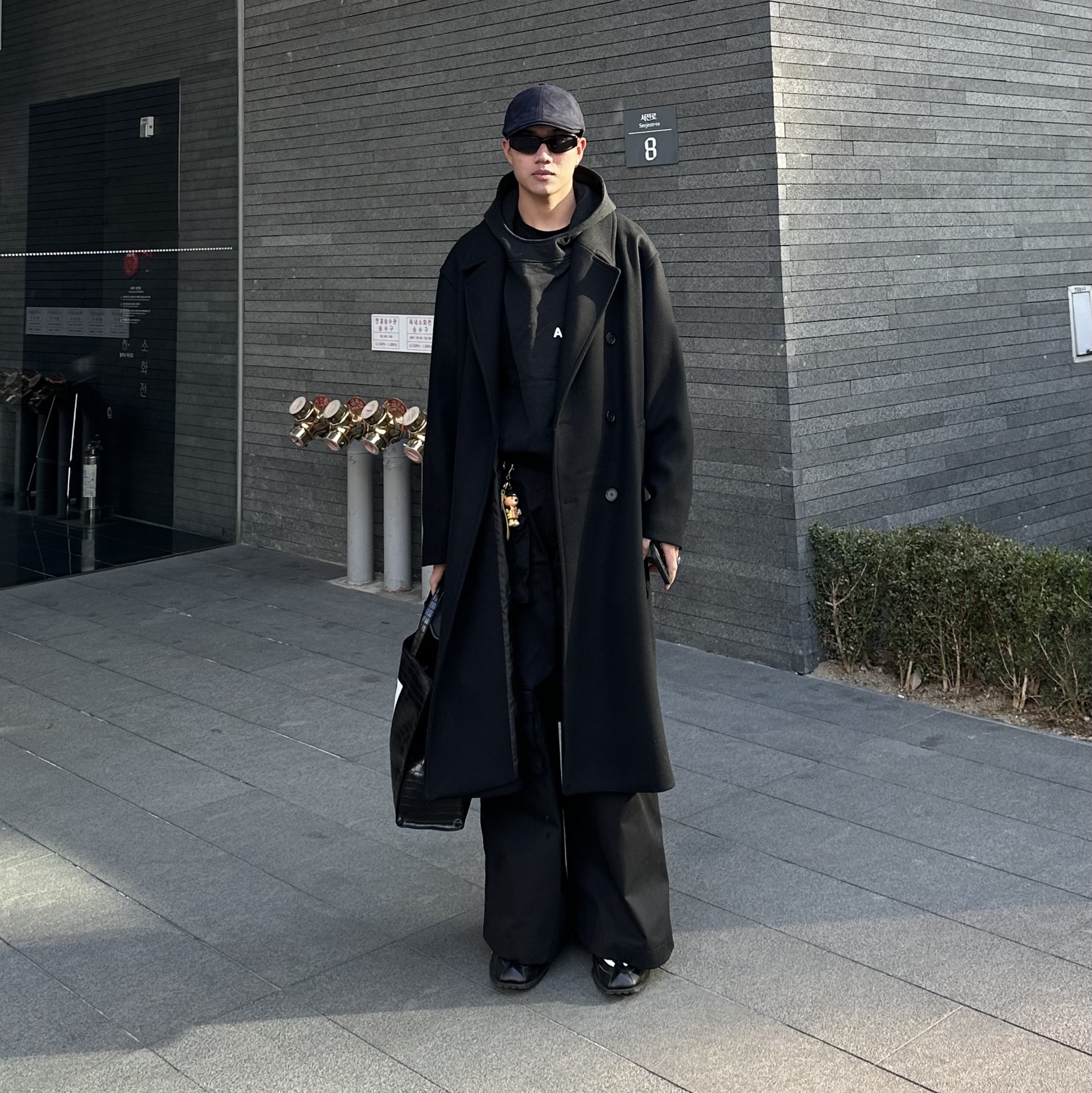 Nike x Martine Rose Shox MR4 Black 착용 스타일 - 2