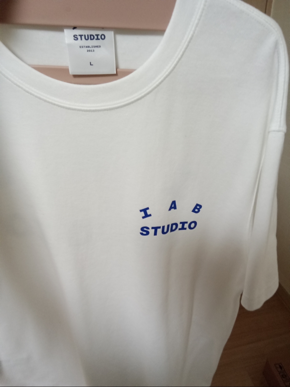 IAB Studio 10th Anniversary T-Shirts Pack White & Black (2 Pack) 착용 스타일