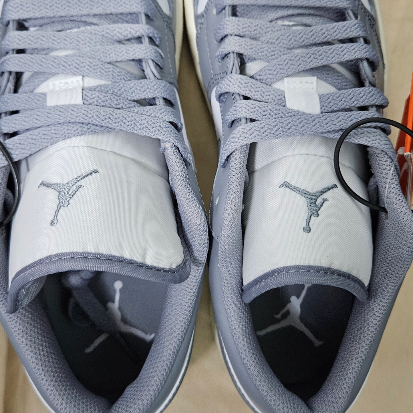 Jordan 1 Low Stealth and White 착용 스타일