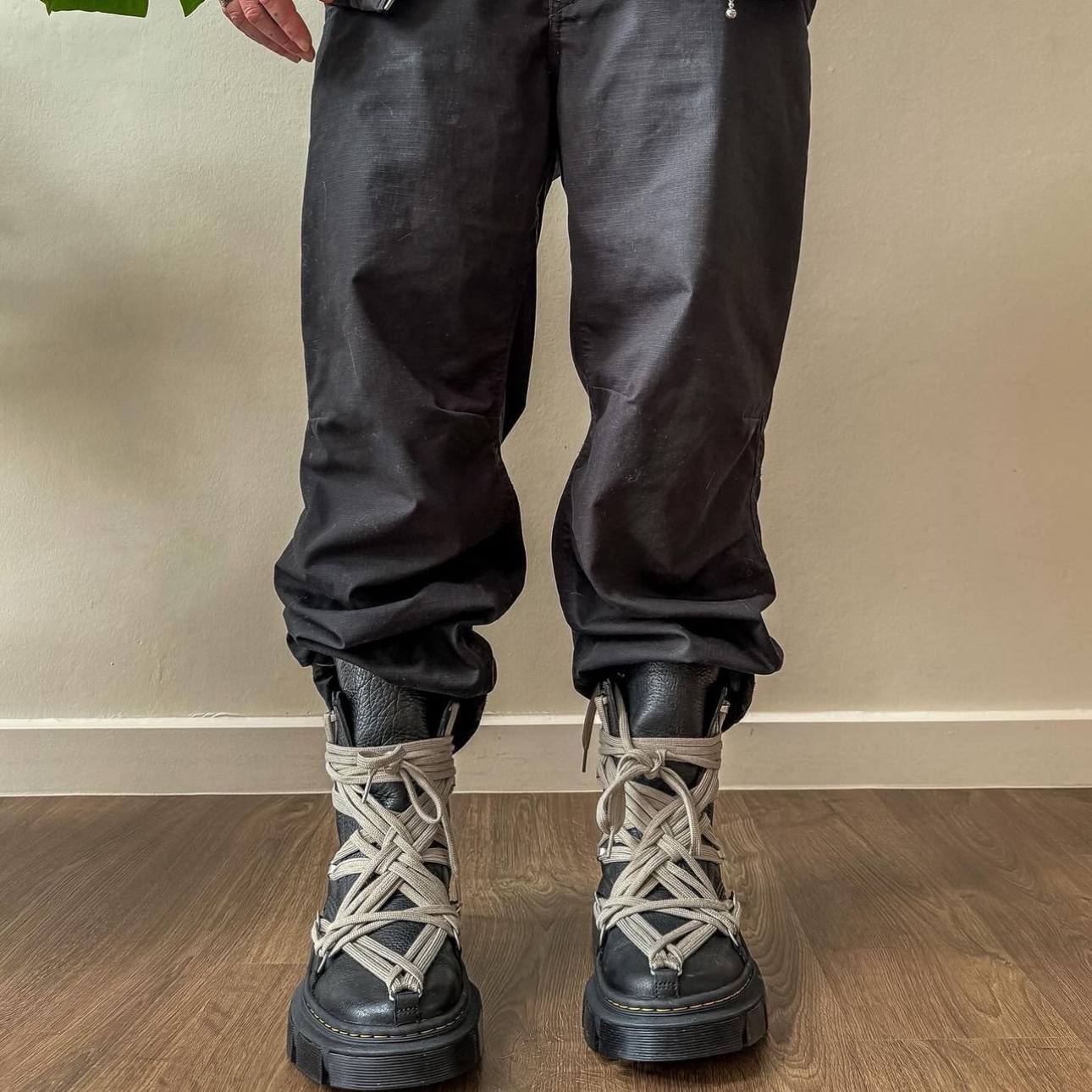 Dr. Martens x Rick Owens 1460 DMXL Megalace Black 착용 스타일 - 6