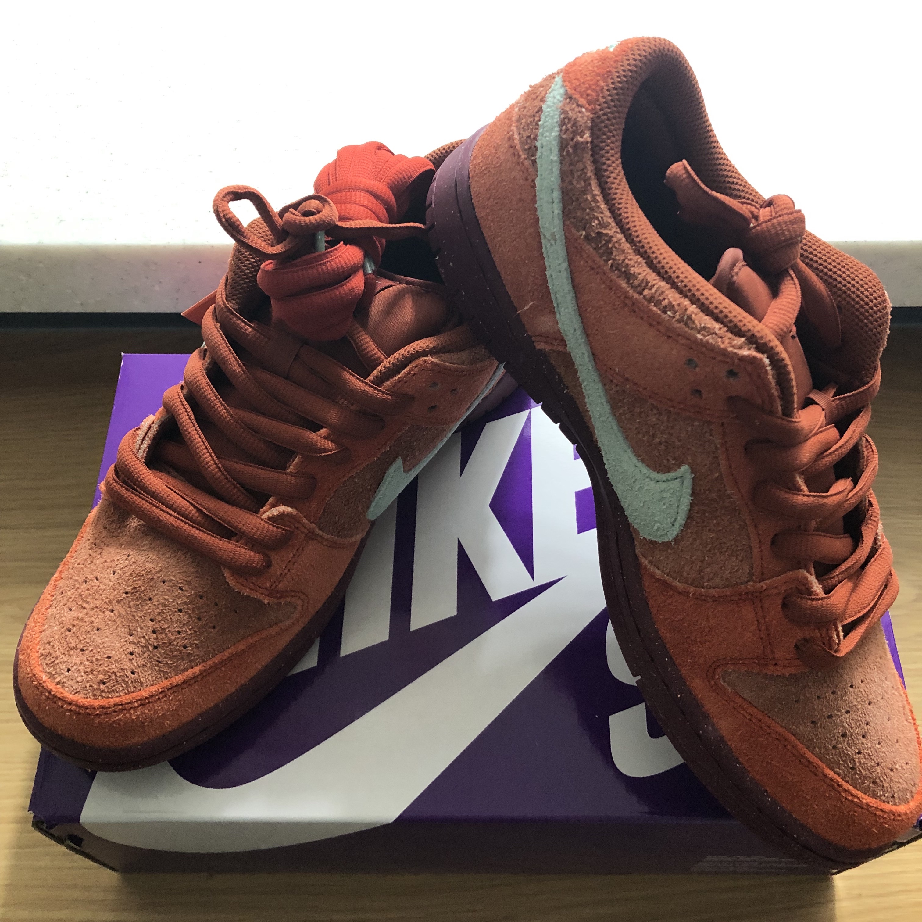 Nike SB Dunk Low Pro Premium Mystic Red and Rosewood 착용 스타일 - 1