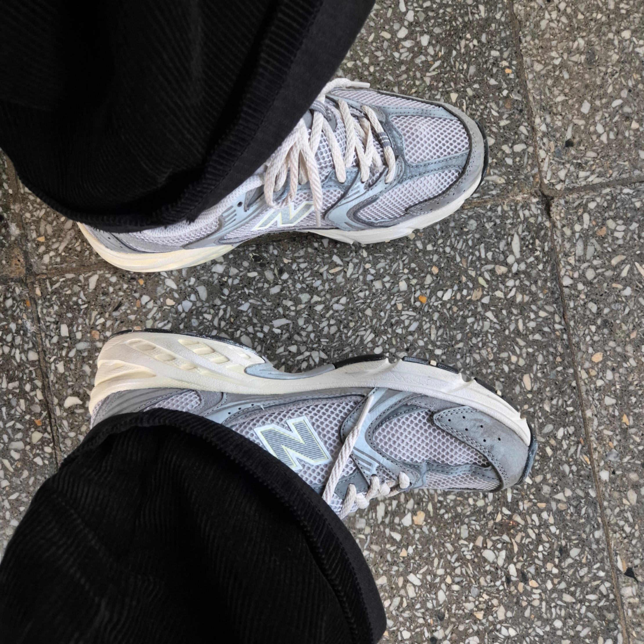 New Balance 530 Premium Vintage Grey Matter 착용 스타일