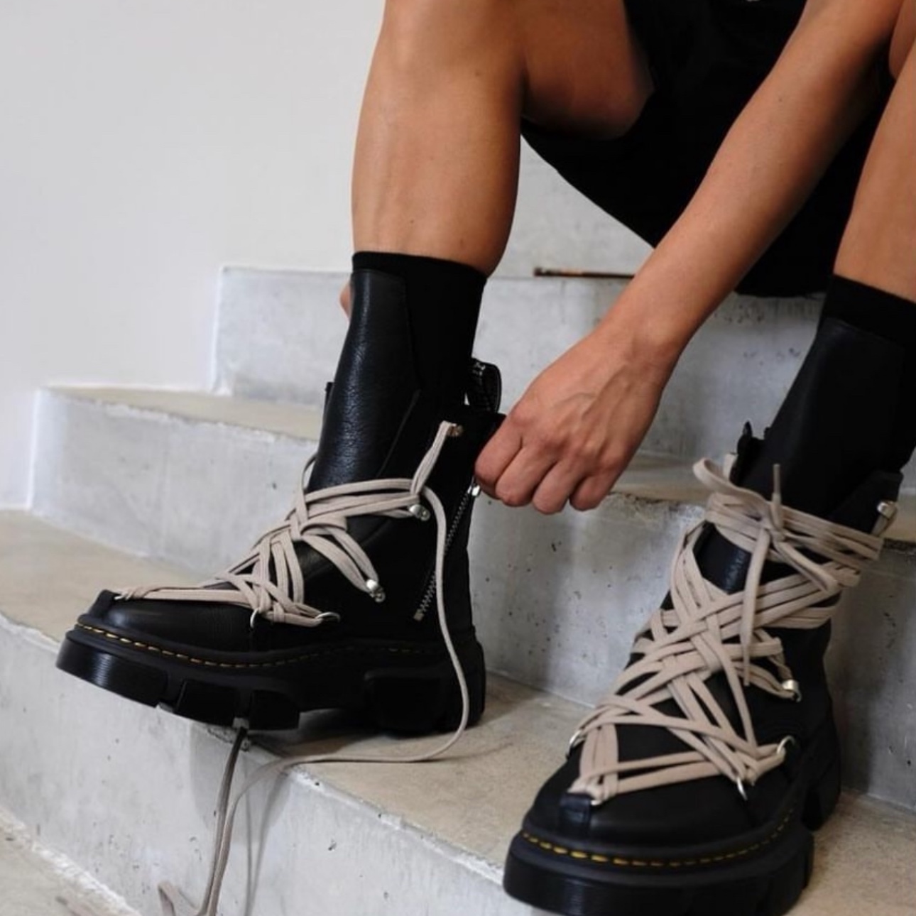 Dr. Martens x Rick Owens 1460 DMXL Megalace Black 착용 스타일 - 3