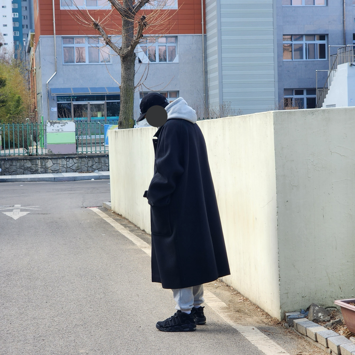 언더마이카 리전.02 발마칸 오버사이즈 울 코트 블랙, 나이키 에어 모어 업템포 트리플 블랙 리플렉티브 2017/2018 착용 스타일 - 3