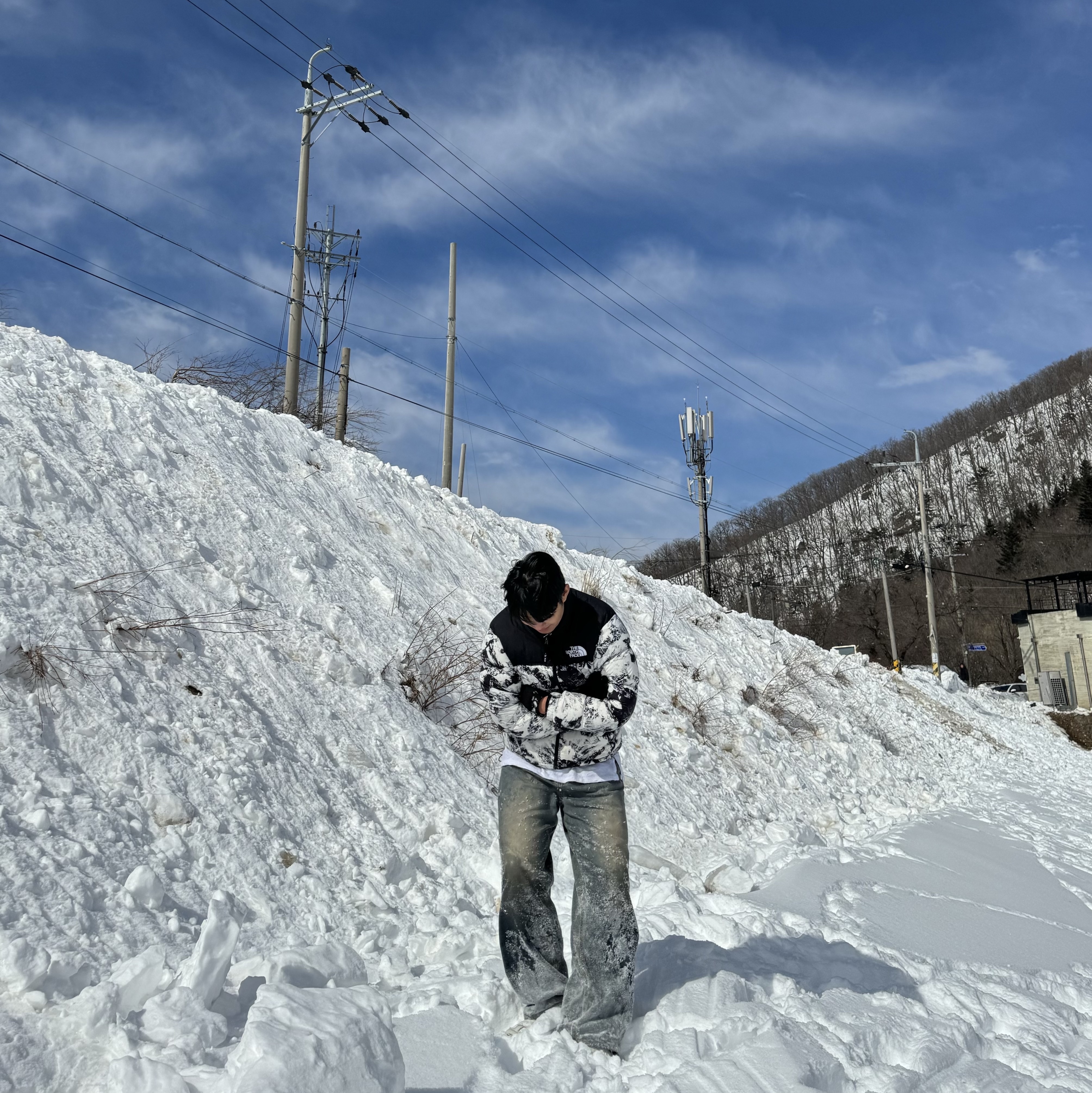 The North Face 1996 Novelty Nuptse Jacket Nutral Gray, Adidas BW Army Off White Orbit Grey 착용 스타일 - 2