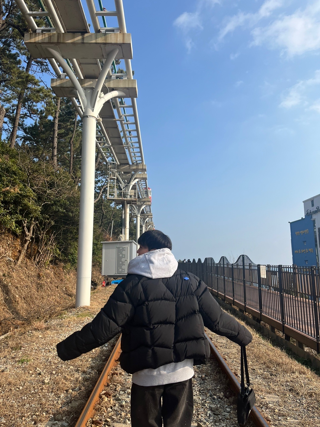 Zara x Ader Error Puffer Jacket Black, Zara x Ader Error Slit Jeans Black 착용 스타일 - 4