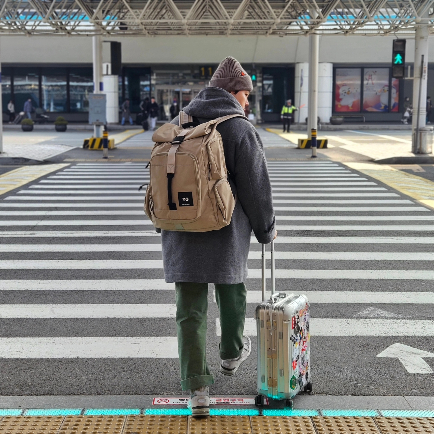 New Balance 991 Made in UK Grey, Rimowa Original Cabin Aluminium Suitcase Silver 착용 스타일 - 1