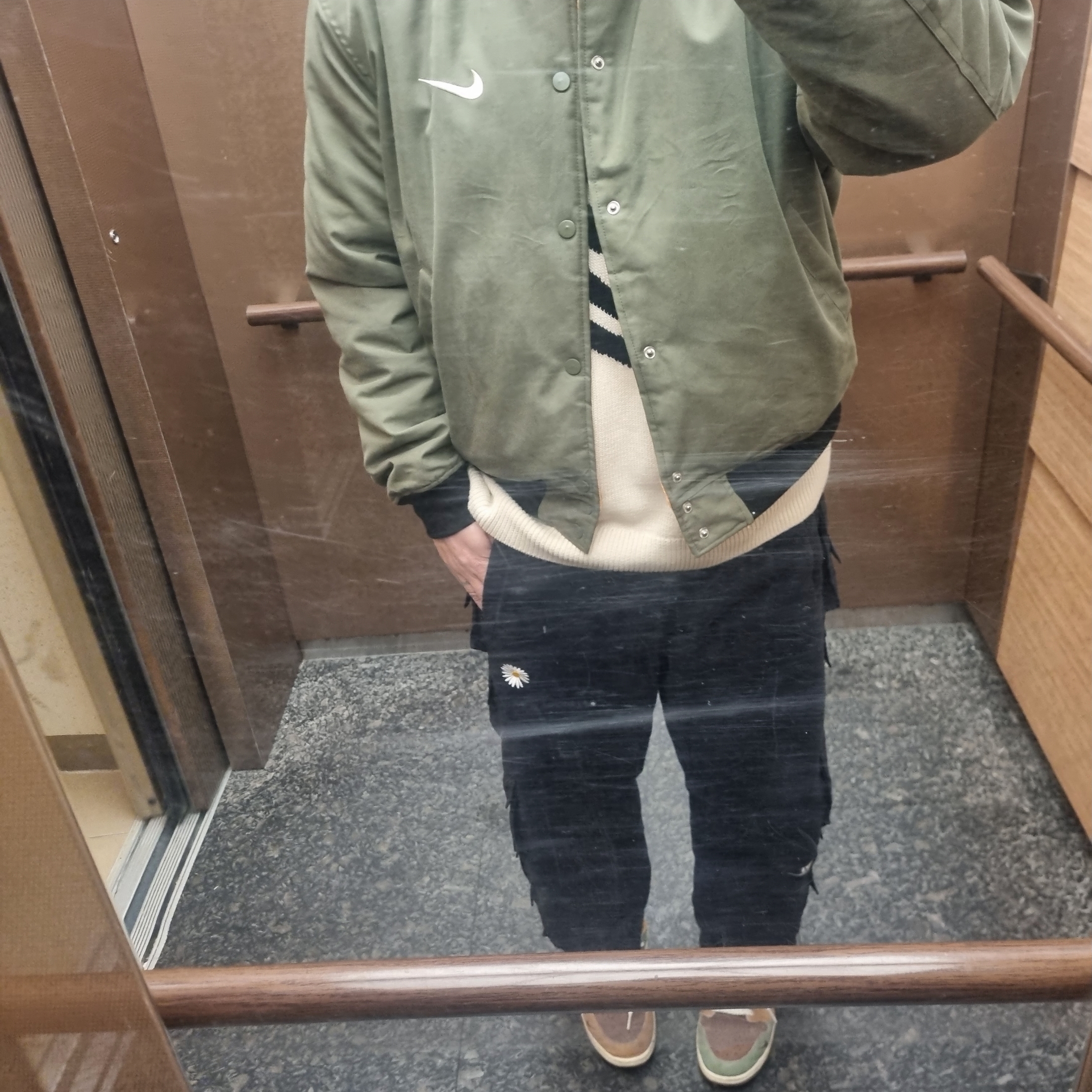 Nike x Stussy Reversible Jacket Medium Olive (FJ9153-222), Stussy Curly S Sweater Natural 착용 스타일