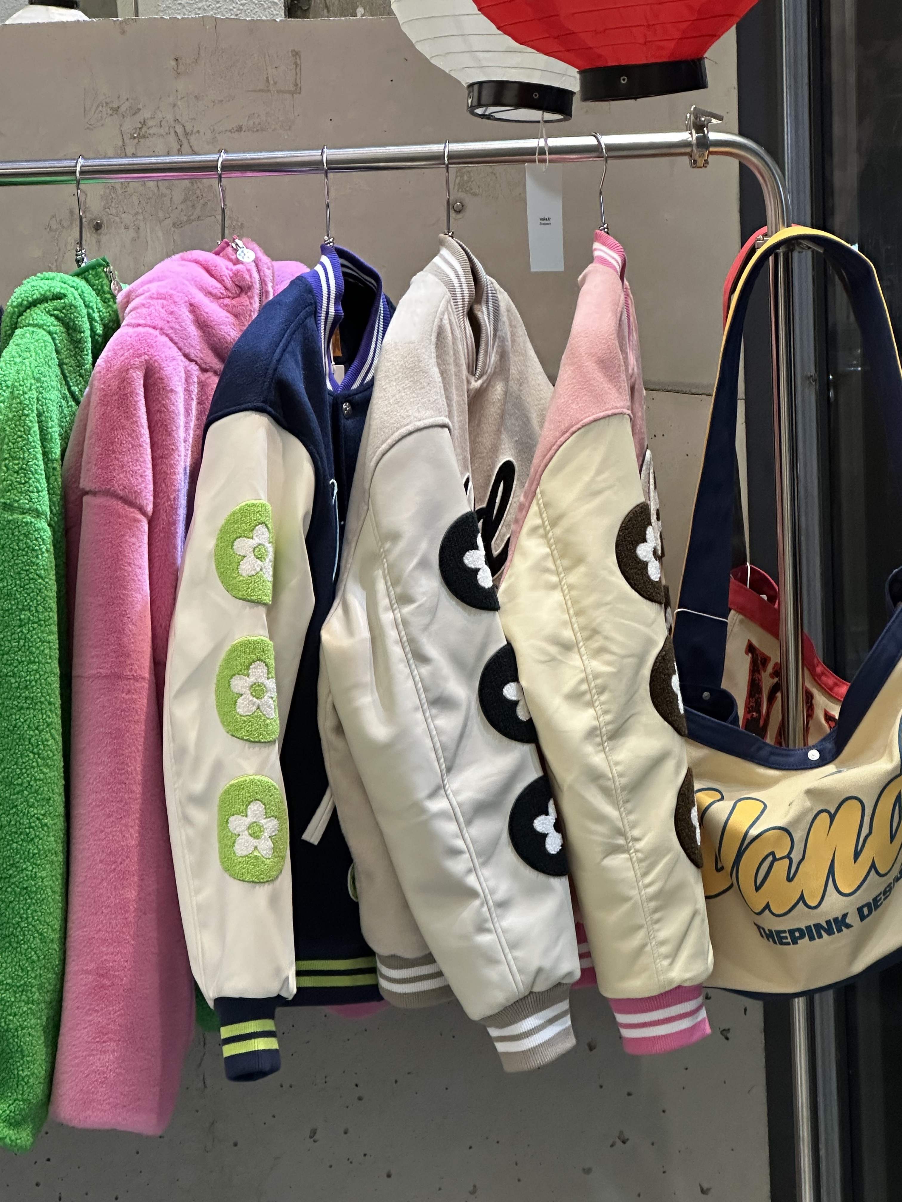 Vandy The Pink Racing Varsity Jacket Natural, Vandy The Pink Sundae Varsity Jacket Pink 착용 스타일