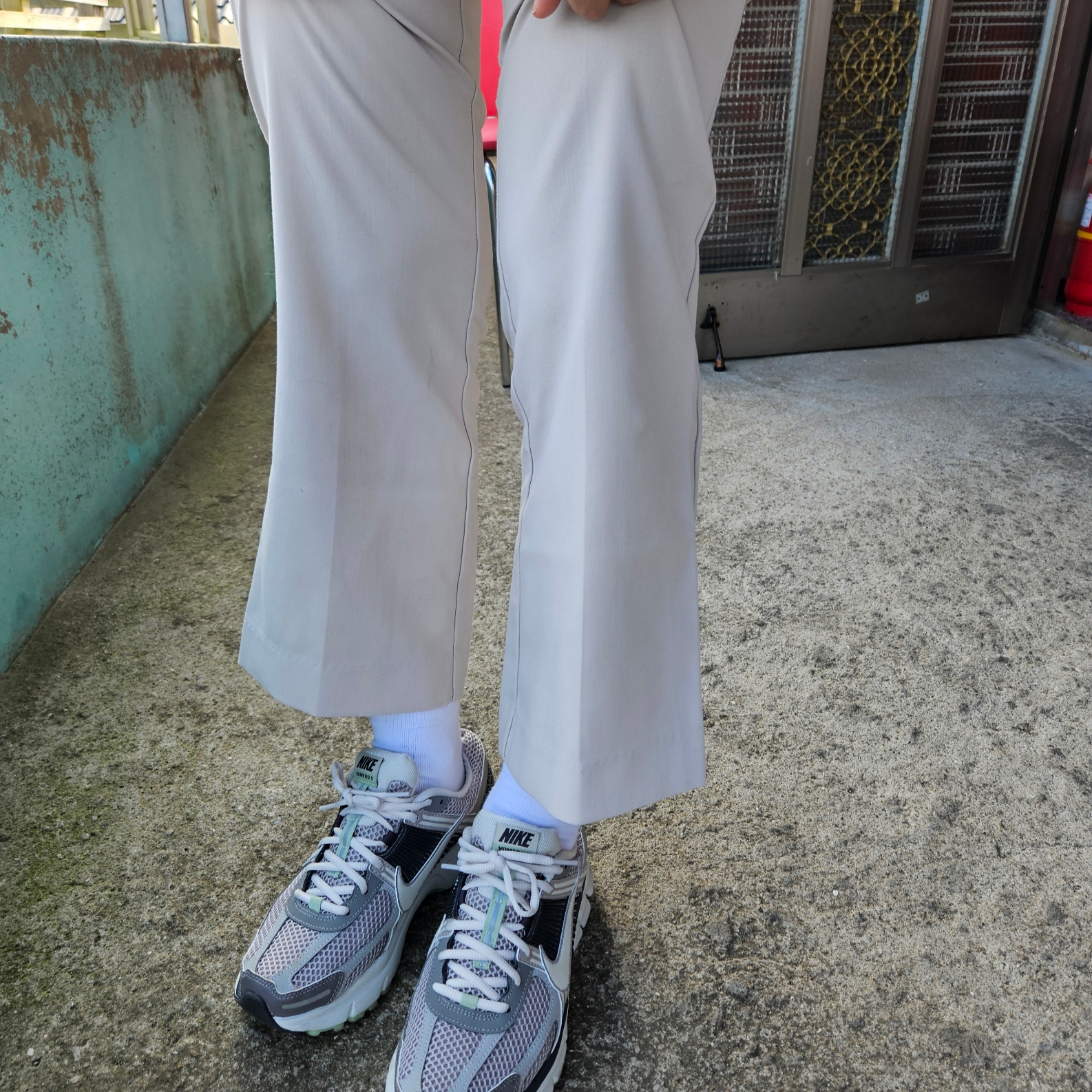 (W) Nike Zoom Vomero 5 Cobblestone and Flat Pewter 착용 스타일