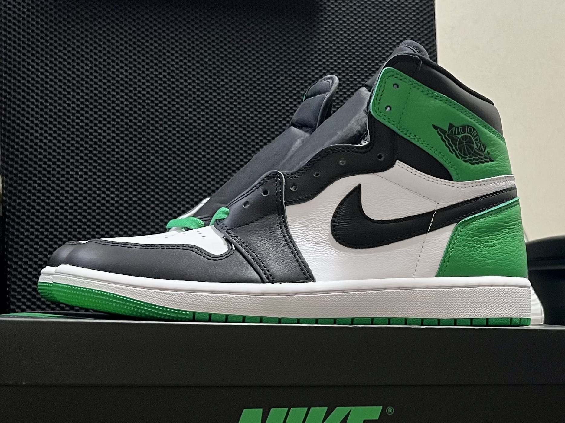 Jordan 1 Retro High OG Black and Lucky Green 착용 스타일
