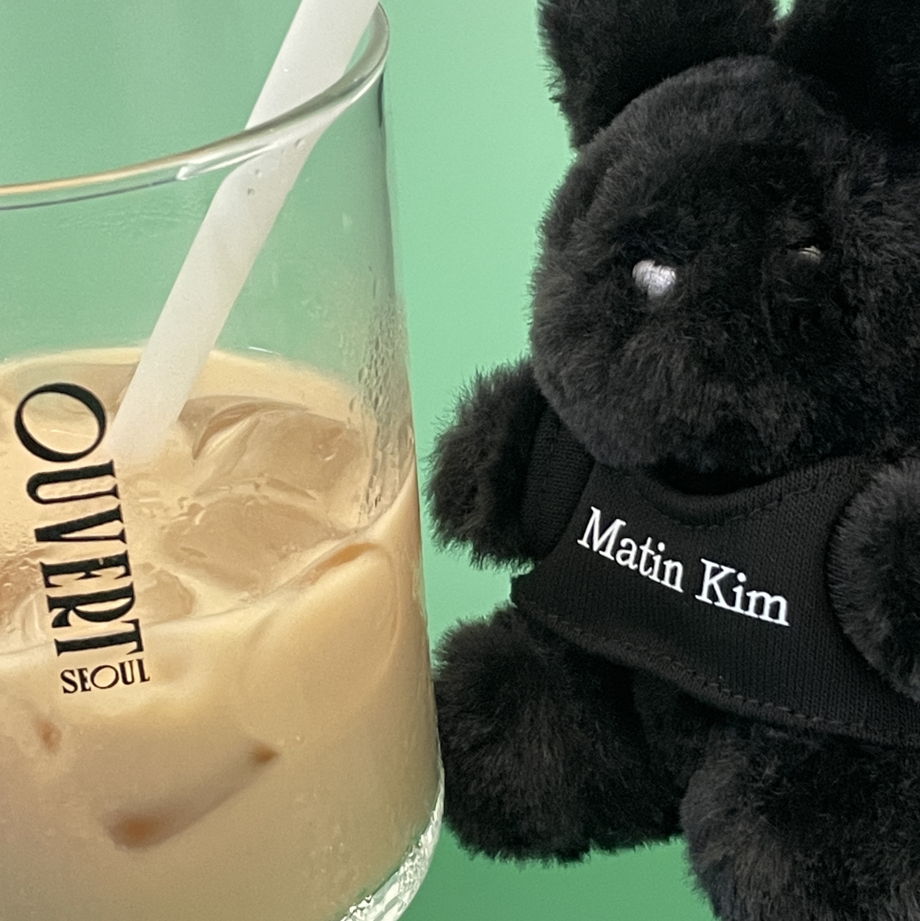 Matin Kim Black Bunny Toy Keyring Black 착용 스타일 - 1