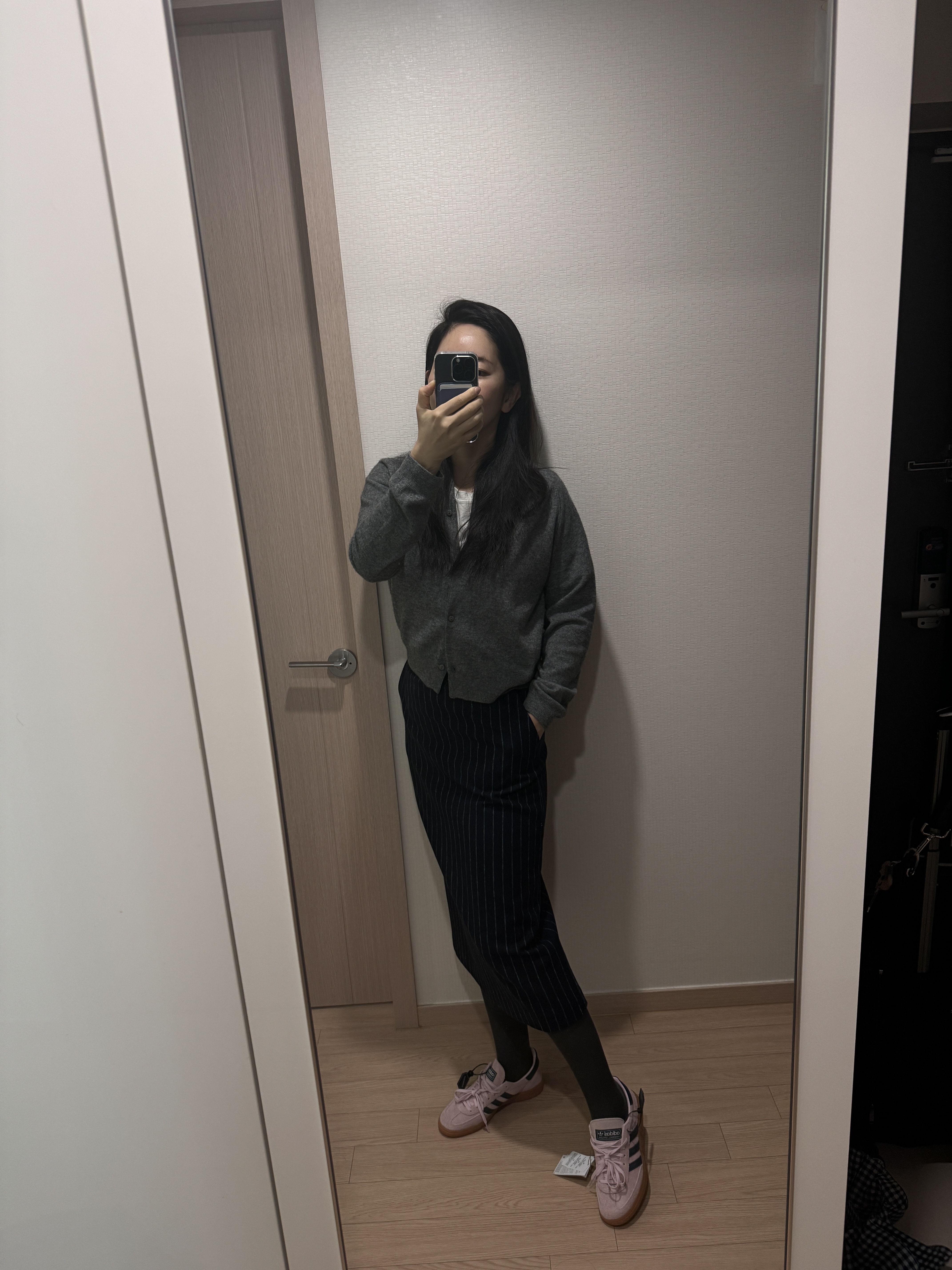 (W) 아디다스 스페지알 핸드볼 클리어 핑크, 에스티유 우먼 코듀로이 플레어 팬츠 버건디 착용 스타일 - 2