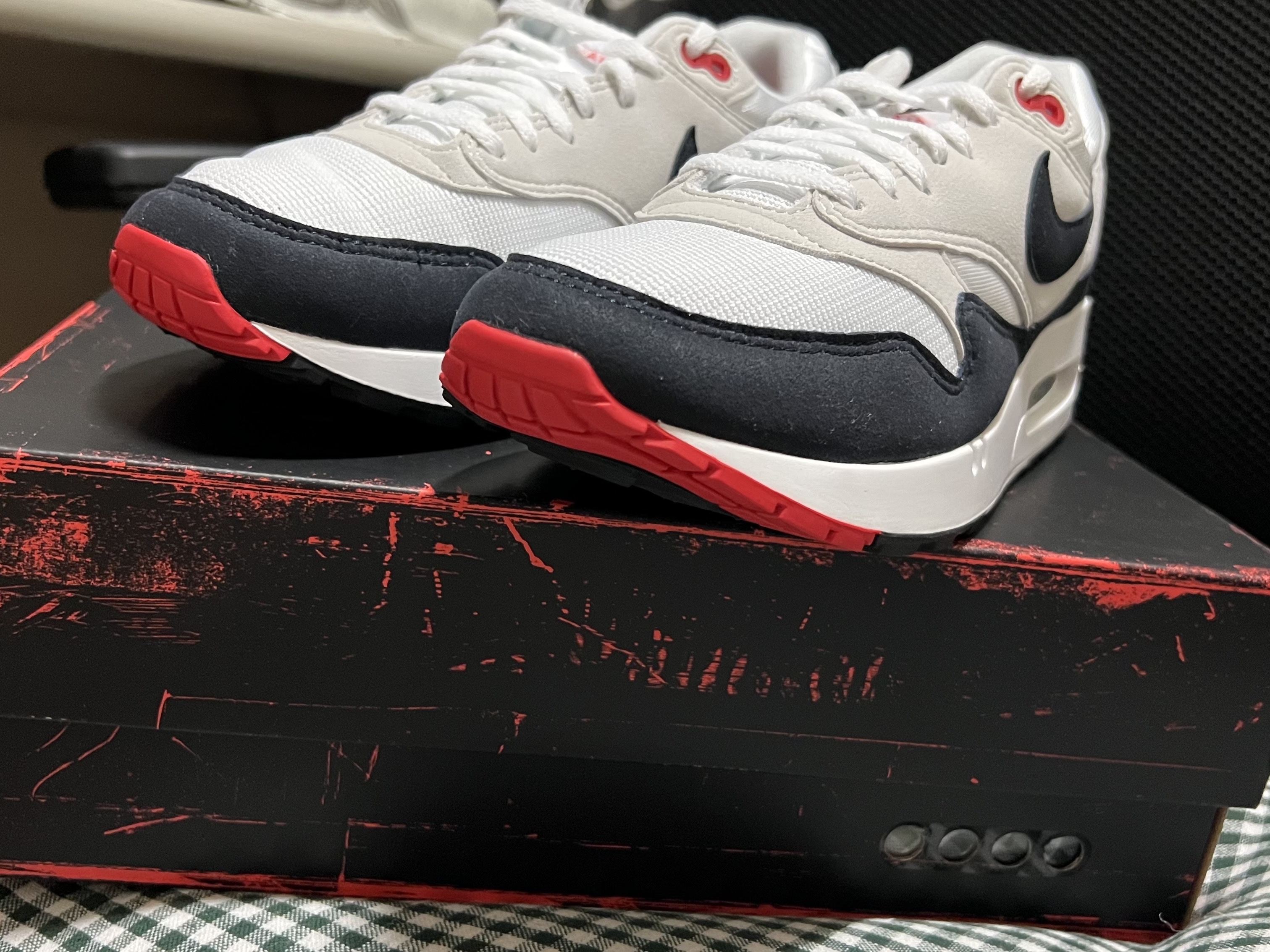 Nike Air Max 1 '86 Dark Obsidian and University Red 착용 스타일