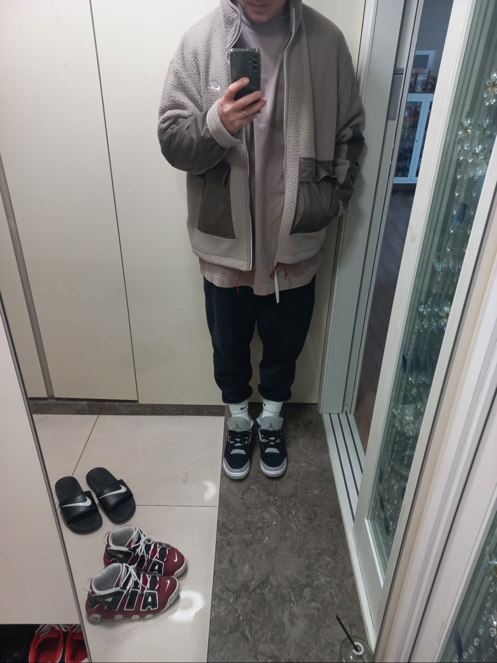 Yeezy Gap Engineered By Balenciaga Dove Long Sleeve T-Shirt Beige, Nike NSW Sport Essential+ Sherpa Fleece Jacket Moon Fossil Light Bone 착용 스타일