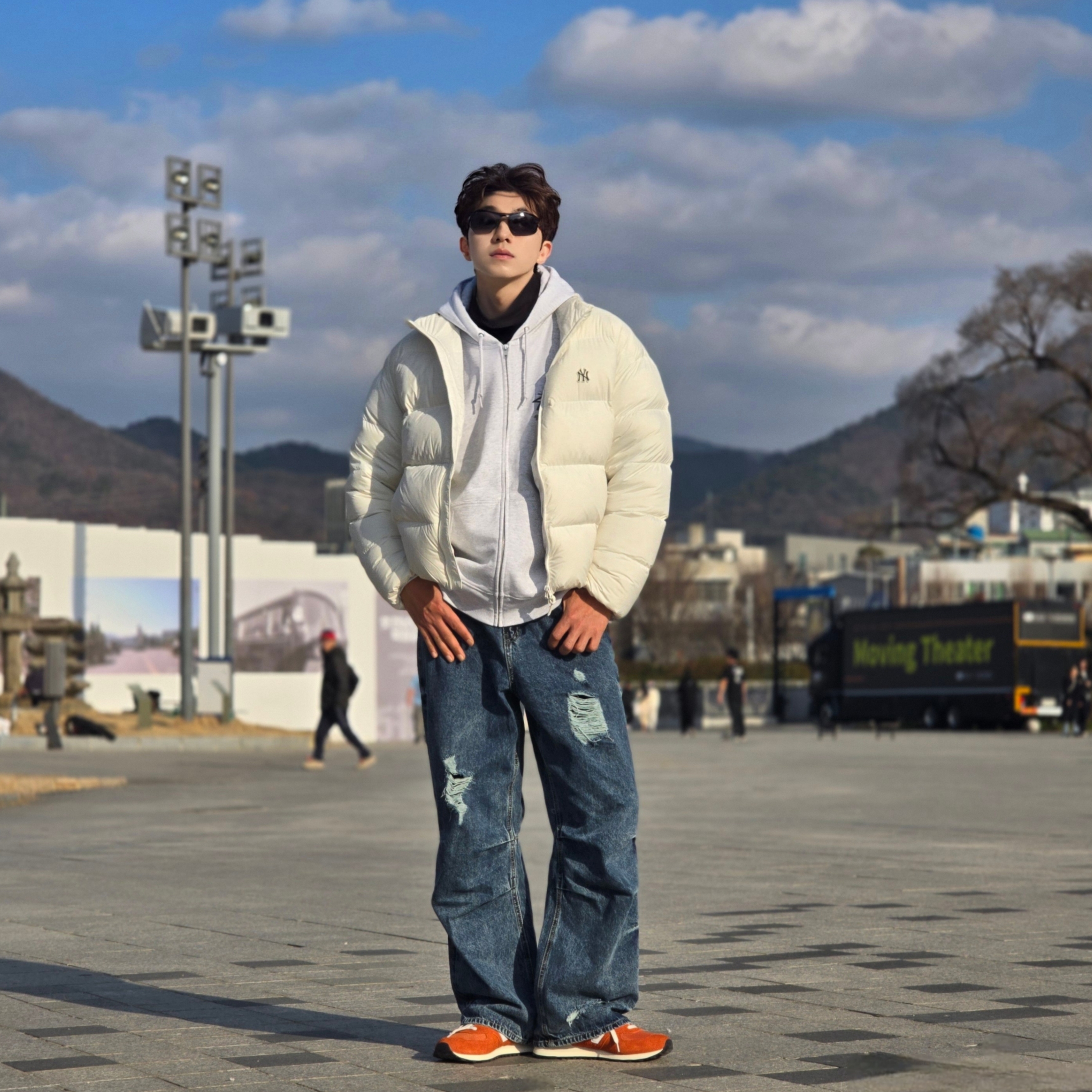 Stussy Stock DSM Ginza Zip Hoodie Ash Heather 2023, New Balance 574 Heritage Orange Burst White 착용 스타일 - 4