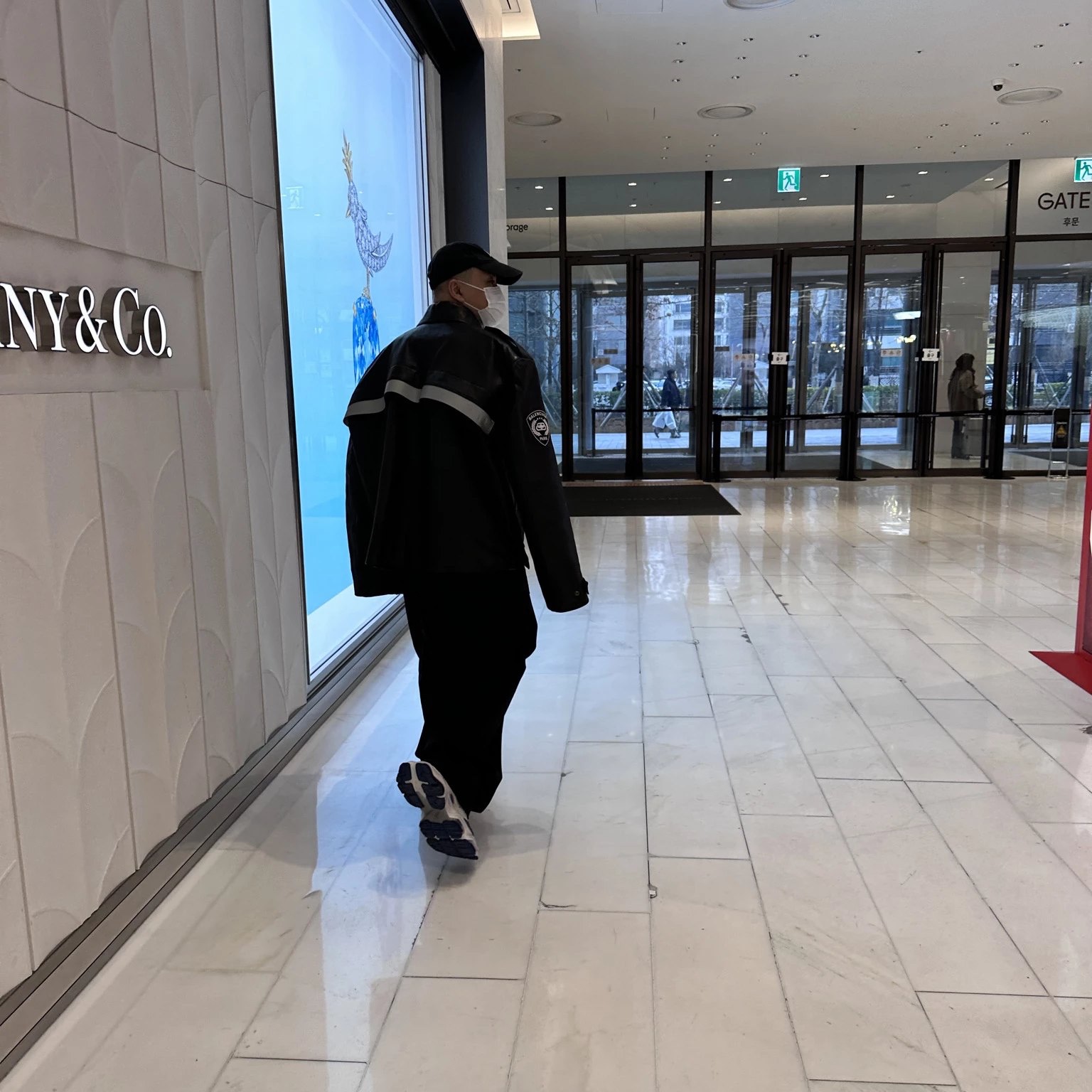 Balenciaga Paris Uniform Jacket Black, Balenciaga Cargo Sneakers Grey White Blue 착용 스타일 - 2
