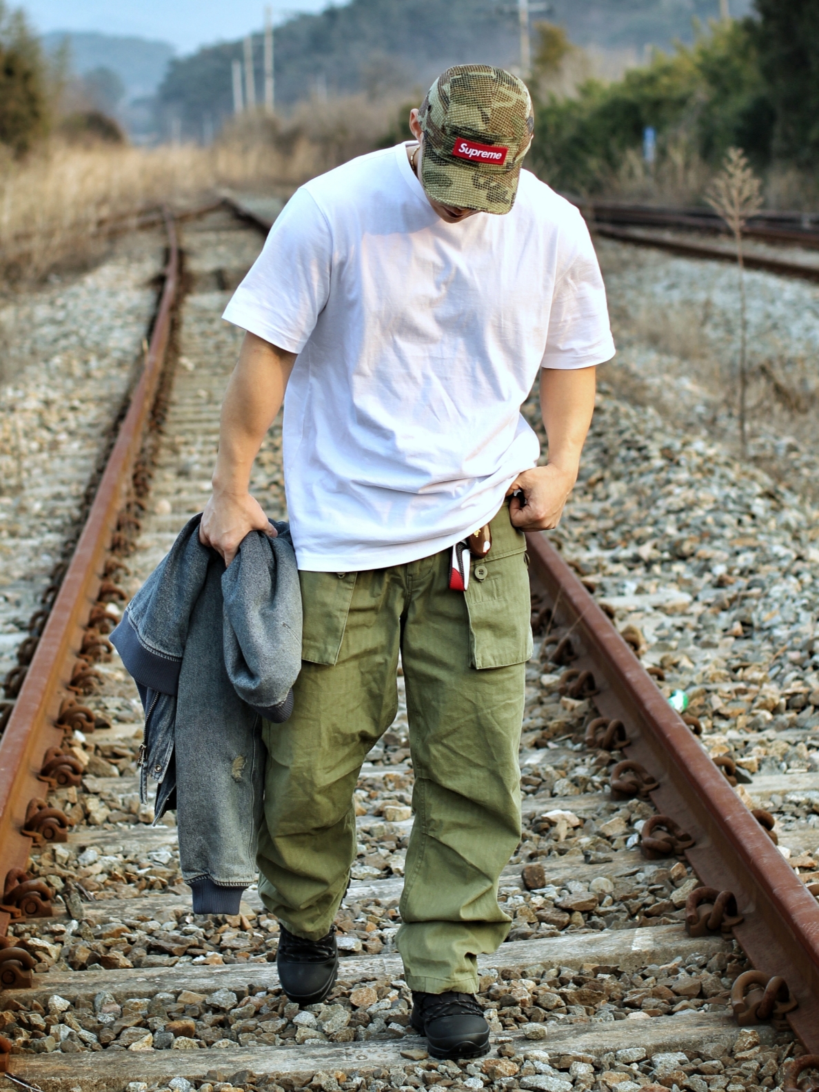 Supreme Camo Grid Velvet Camp Cap Woodland Camo - 22FW, Supreme Webbing Keychain Red - 23SS 착용 스타일 - 1