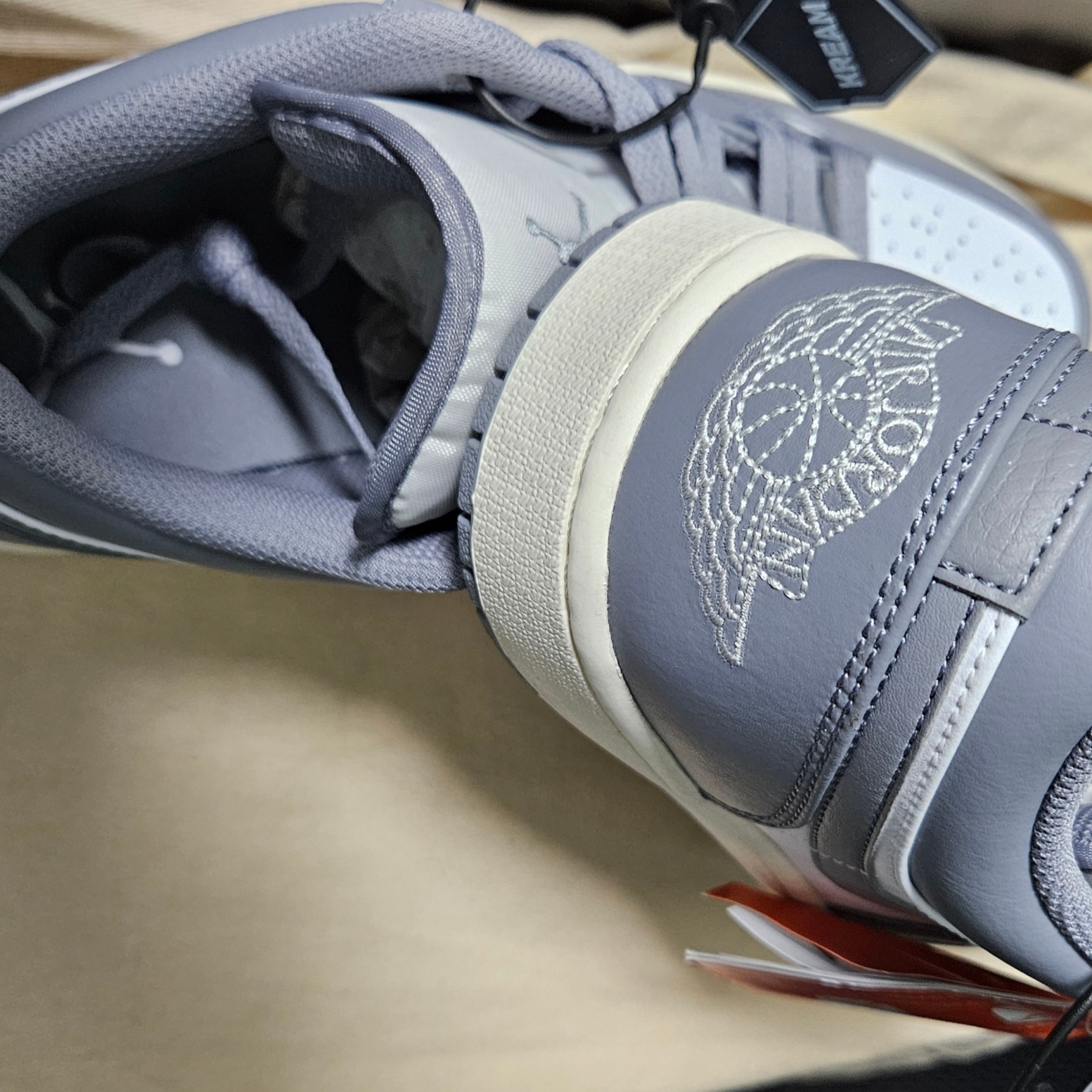 Jordan 1 Low Stealth and White 착용 스타일