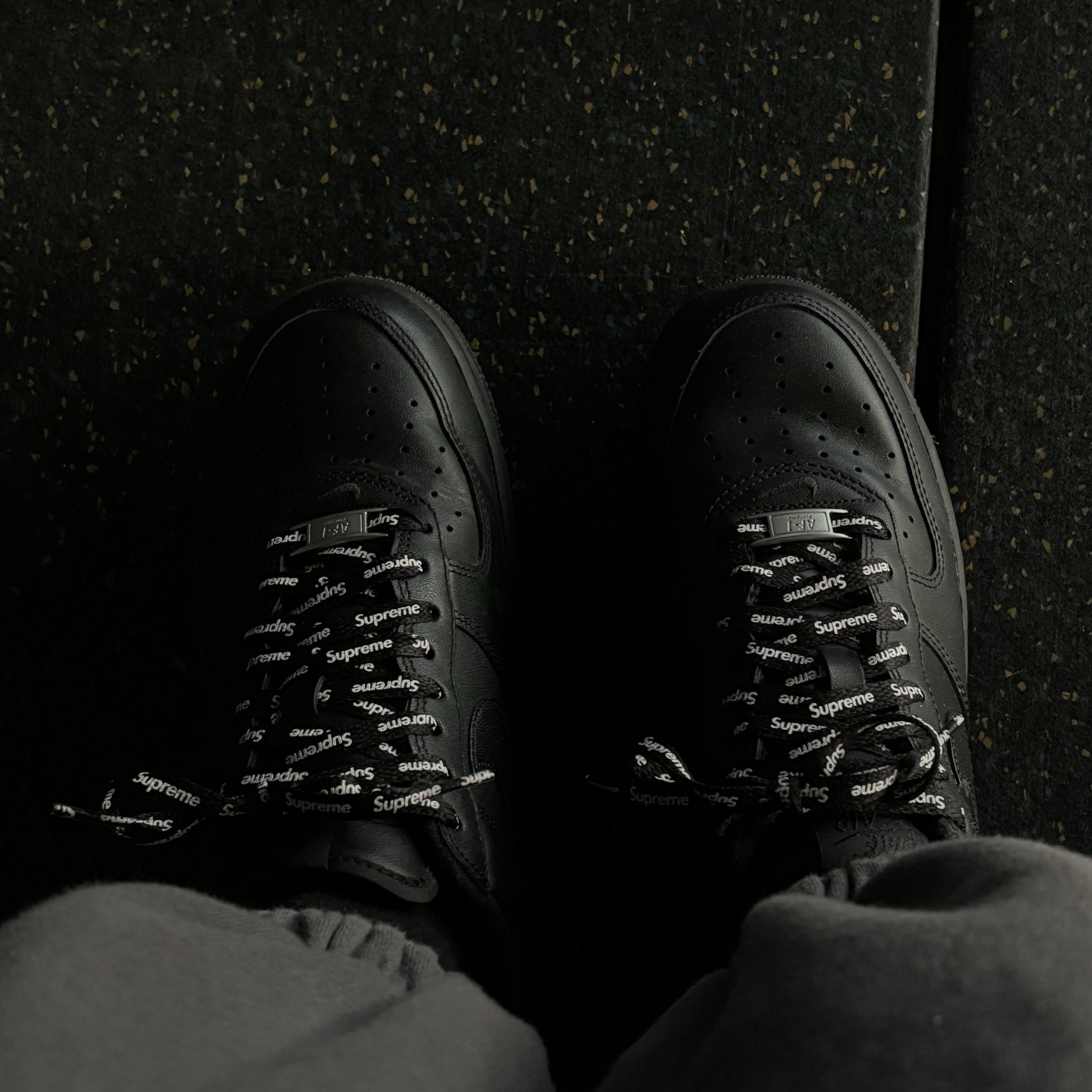 Nike x Supreme Air Force 1 Low Black 착용 스타일 - 1