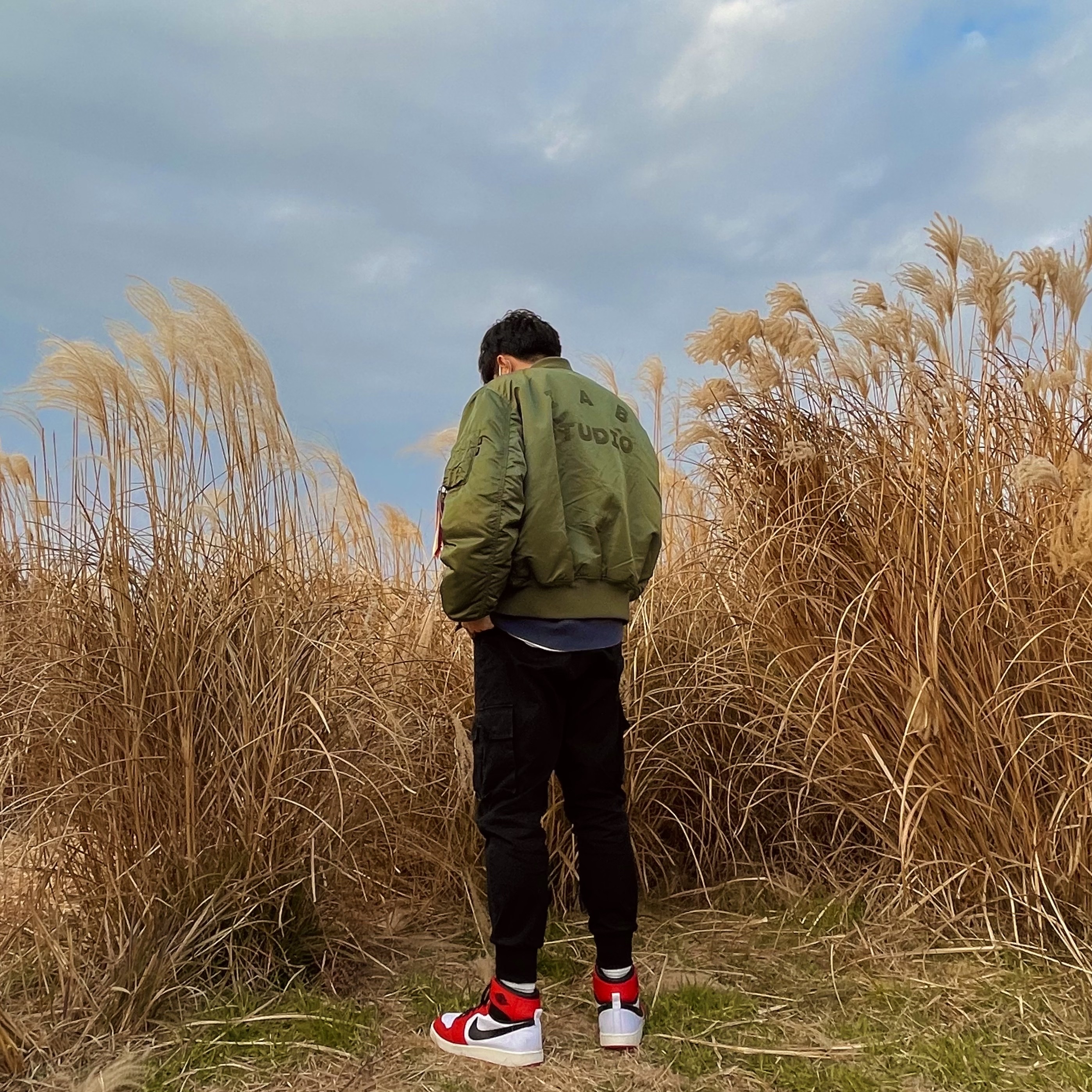 IAB Studio x Alpha Industries MA-1 Jacket Khaki, Jordan 1 KO Chicago 2021 착용 스타일