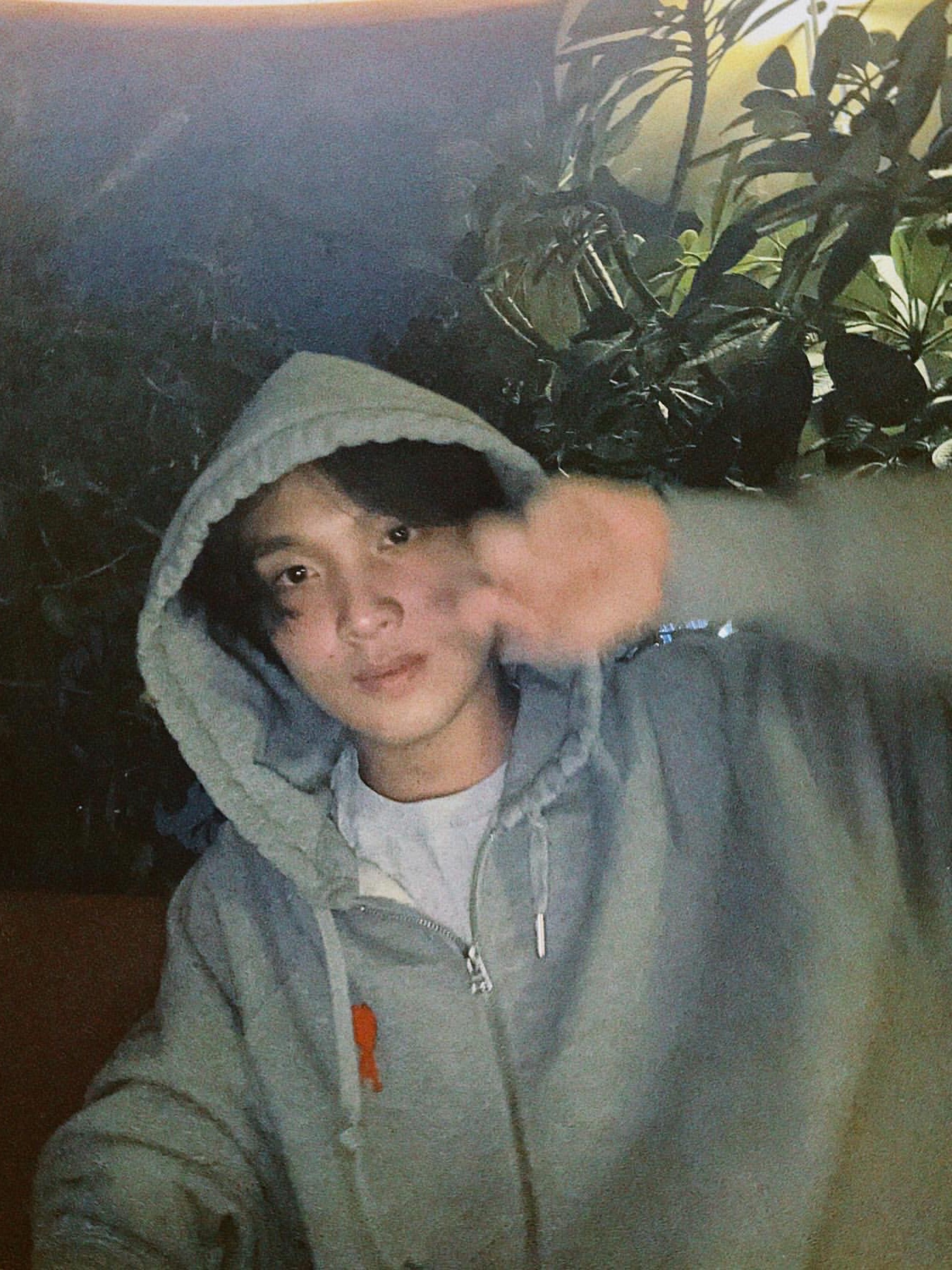 아미 스몰 하트 로고 후드 집업 그레이 착용 스타일 - 2