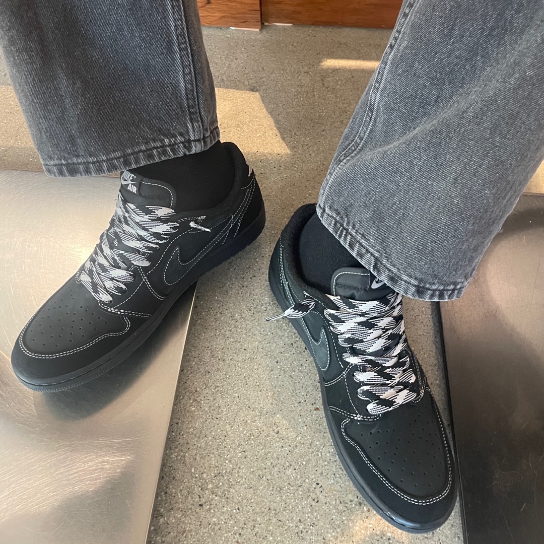 Jordan 1 x Travis Scott Retro Low OG SP Black Phantom 착용 스타일