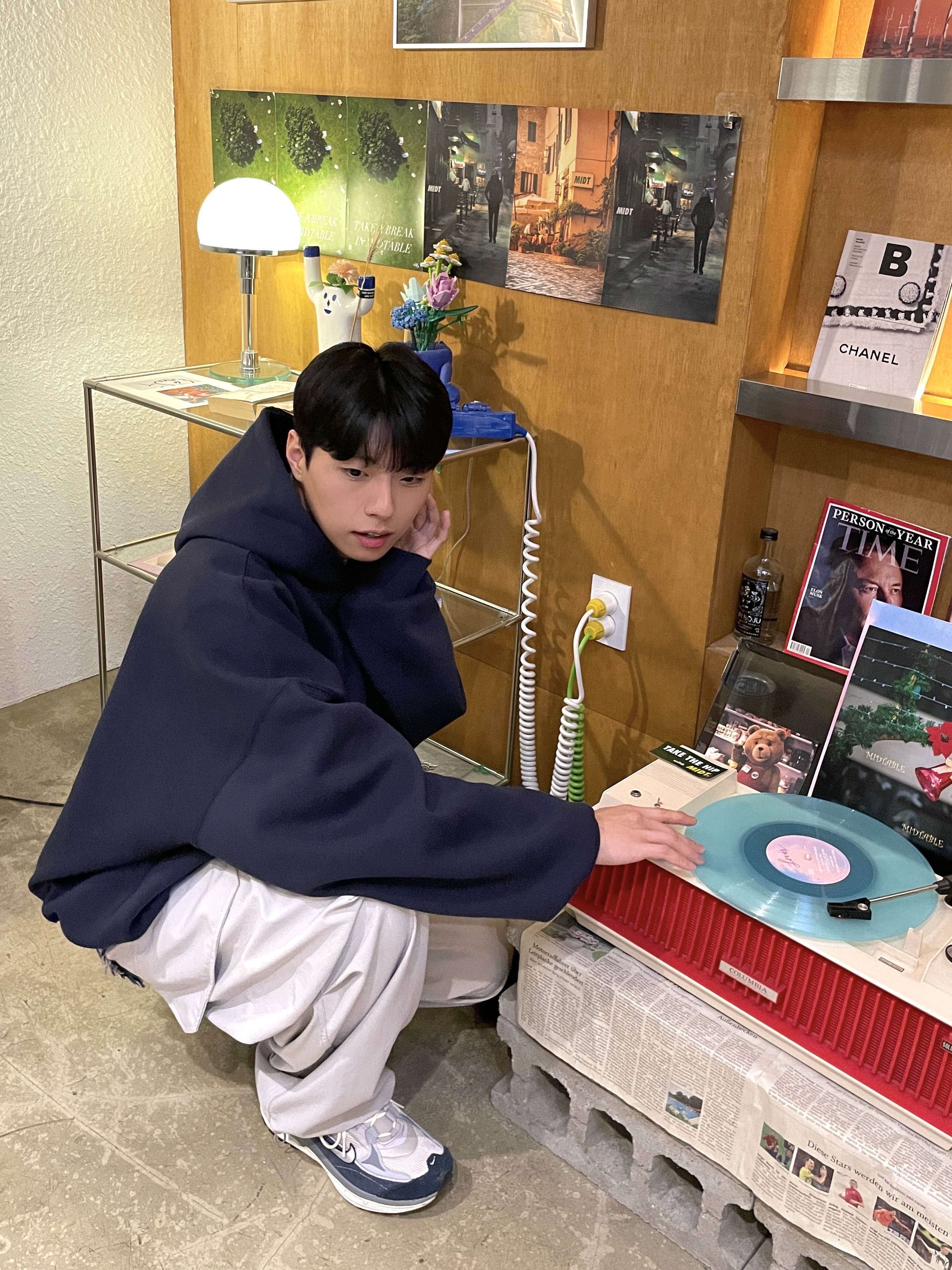 언더마이카 무.10 안티 Fxxking 로고 플레이 오버사이즈 본디드 후디 네이비, (W) 나이키 에어맥스 블리스 라이트 아이언 오어 아머리 네이비 착용 스타일 - 1
