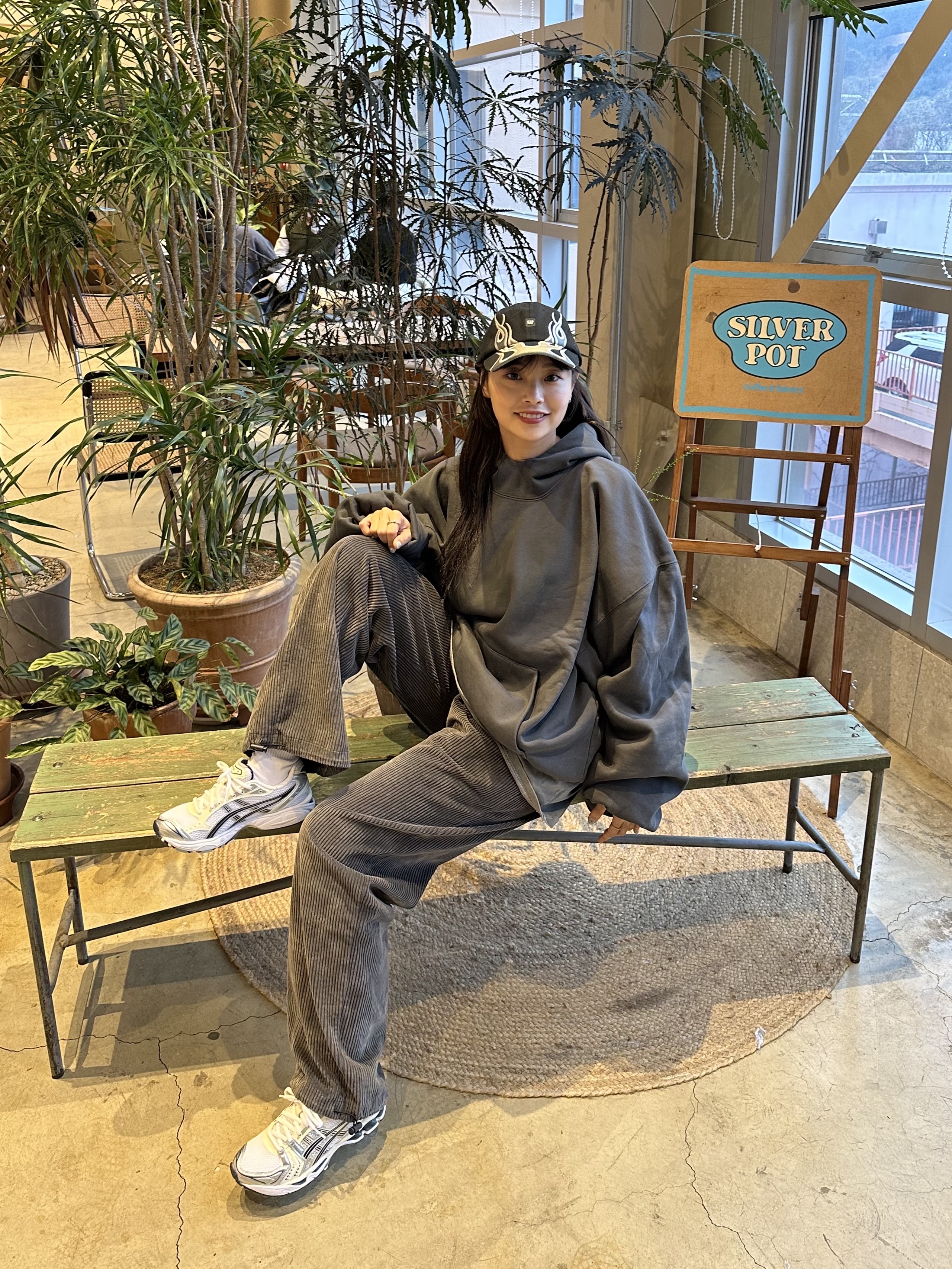 (W) Asics Gel-Kayano 14 White Midnight, Yeezy Gap Engineered By Balenciaga Dove Hoodie Black 착용 스타일 - 2