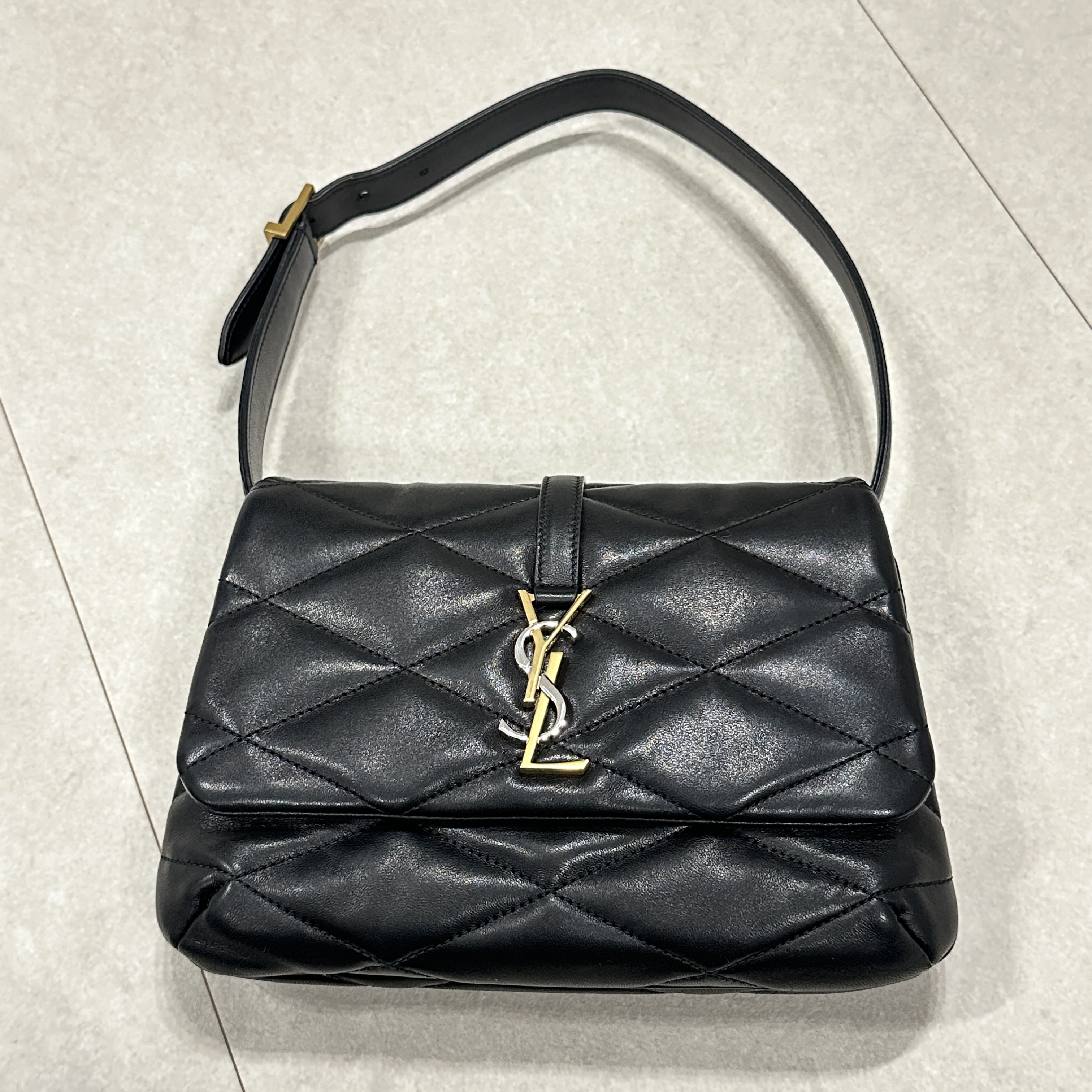 Saint Laurent Quilted Lambskin LE 57 Shoulder Bag Black, Saint Laurent Le 57 Hobo Bag in Quilted Patent Black 착용 스타일 - 1