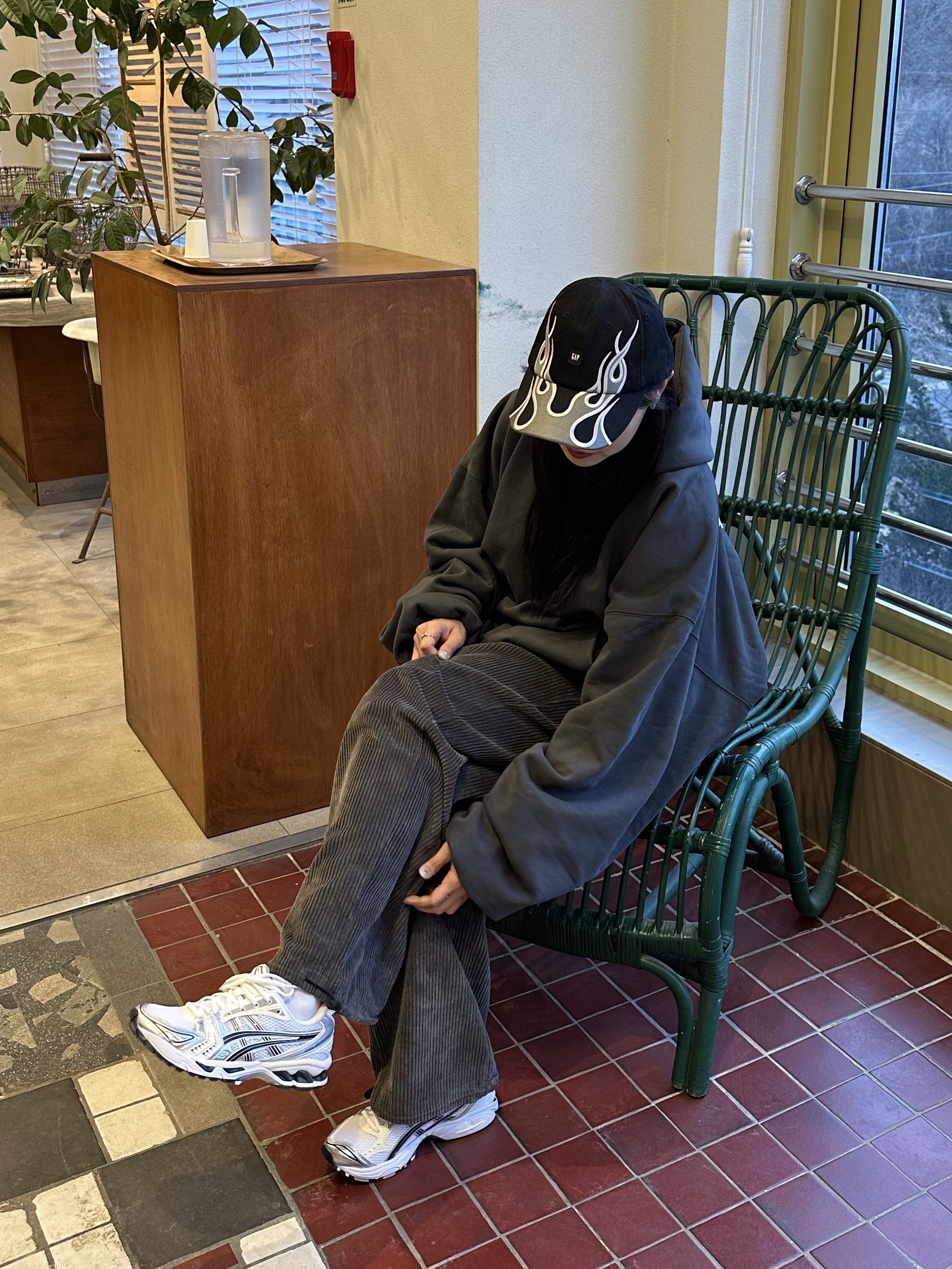 (W) Asics Gel-Kayano 14 White Midnight, Yeezy Gap Engineered By Balenciaga Dove Hoodie Black 착용 스타일 - 7