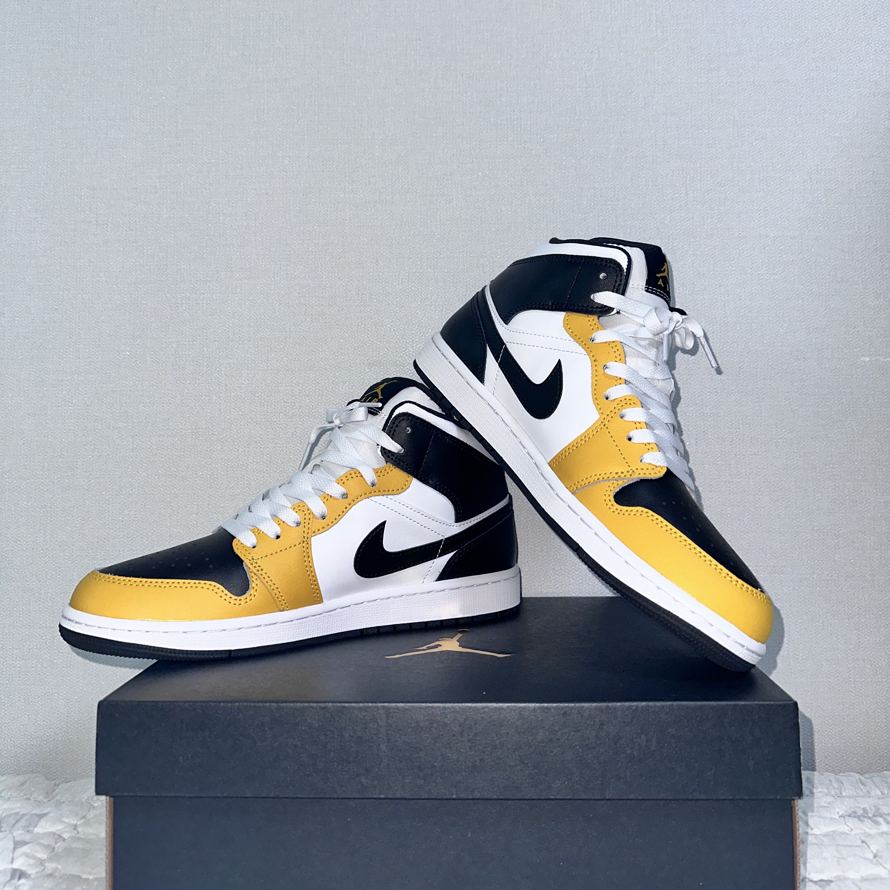 Jordan 1 Mid Yellow Ochre Black 착용 스타일