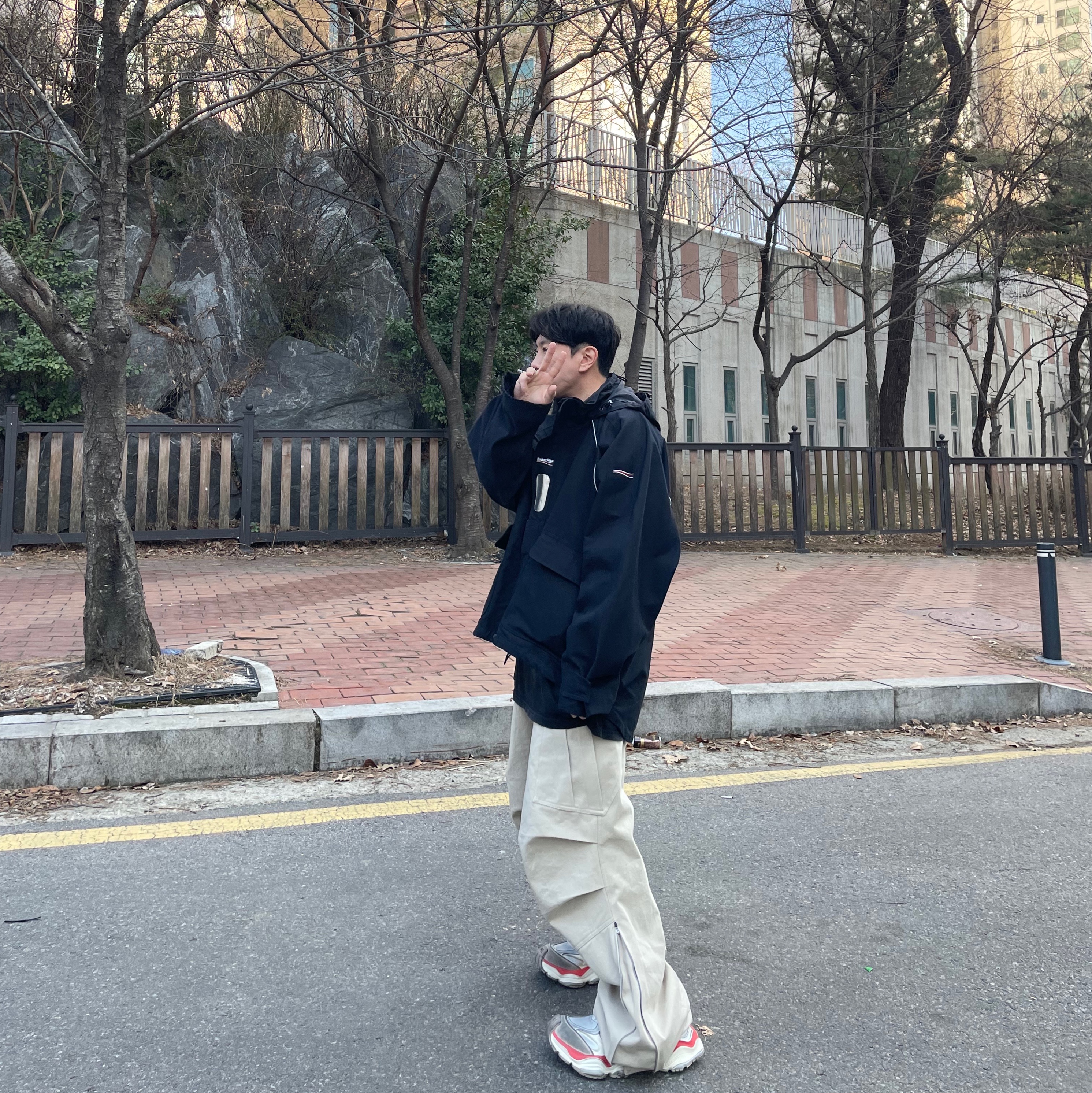 Nonnod Side Zip Cargo Pants Beige, Balenciaga Cargo Sneakers Beige Grey Red 착용 스타일