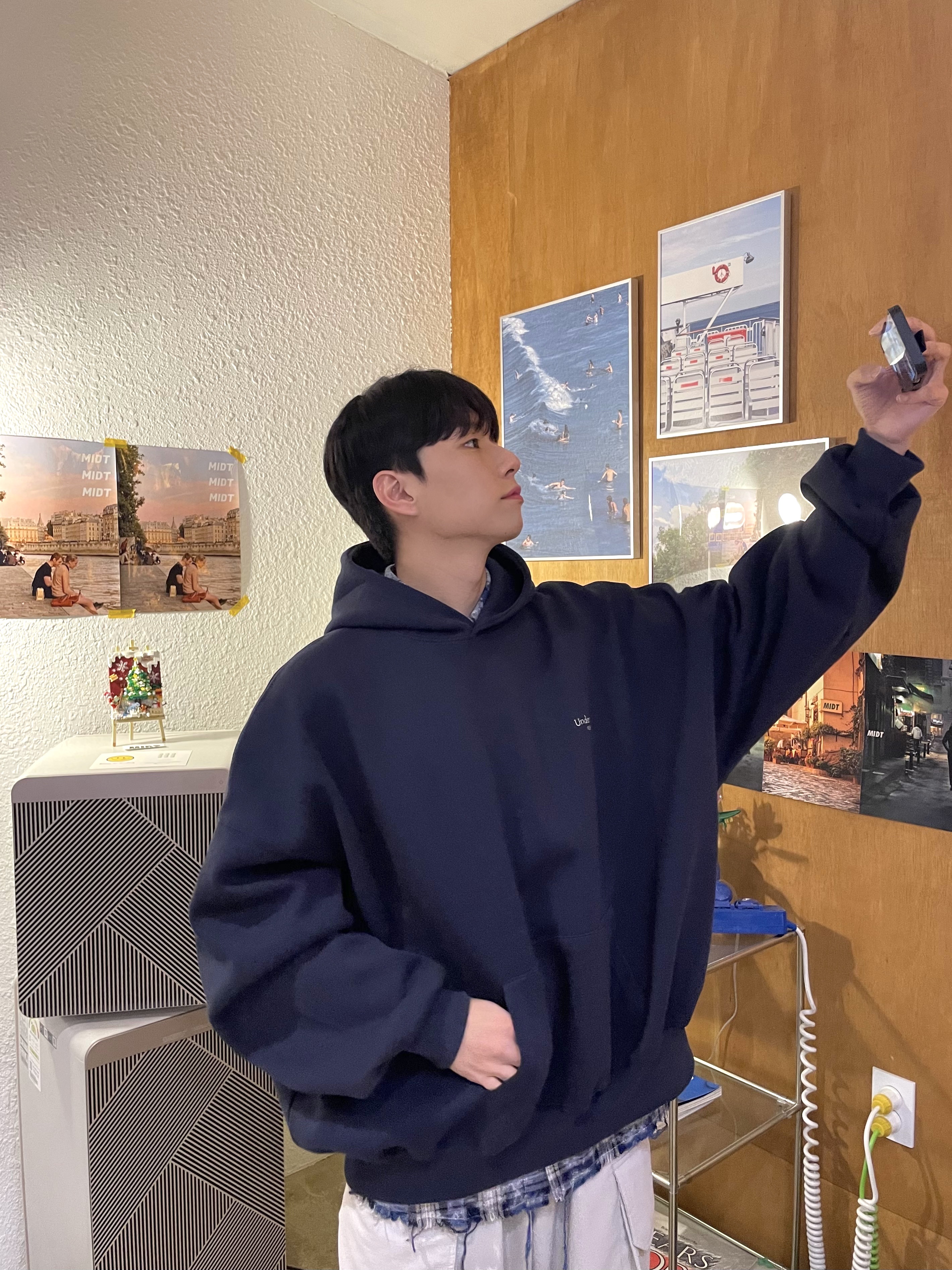 언더마이카 무.10 안티 Fxxking 로고 플레이 오버사이즈 본디드 후디 네이비, (W) 나이키 에어맥스 블리스 라이트 아이언 오어 아머리 네이비 착용 스타일 - 4
